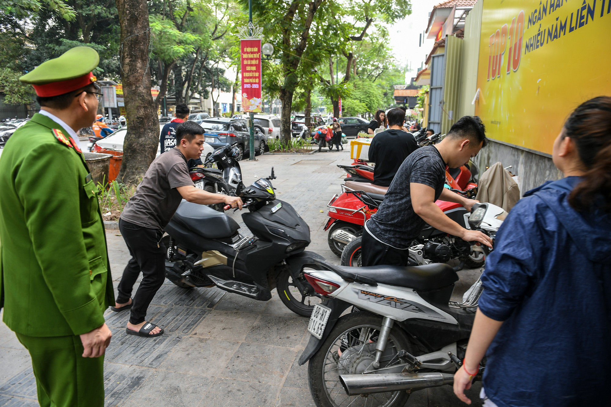 [Ảnh] Hà Nội kiểm tra, xử lý tình trạng lấn chiếm vỉa hè, lòng đường ảnh 8