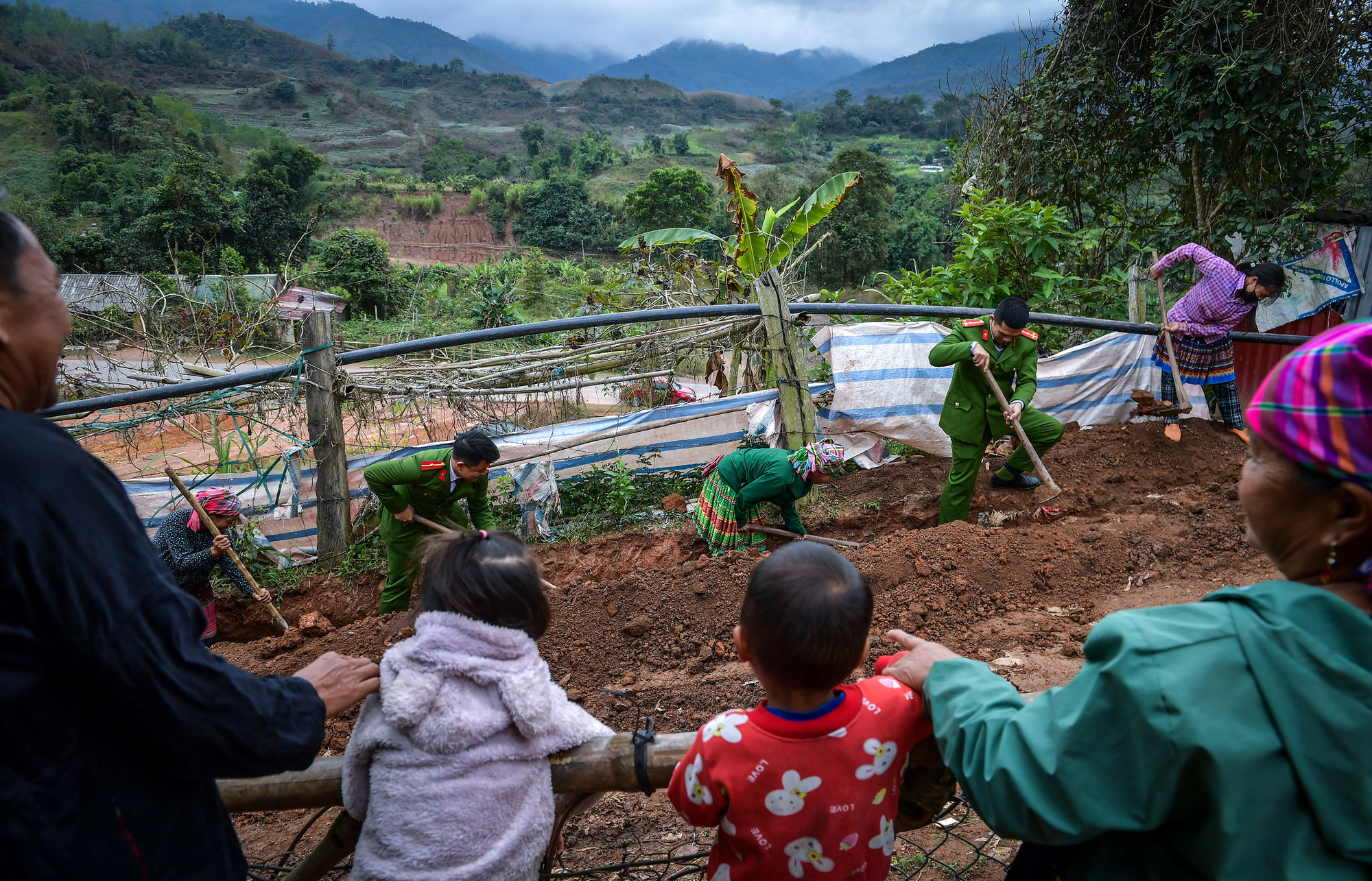"Làm thật nhanh, làm thật chuẩn để còn vào họp chủ trương, chính sách mới nào", Trung tá Lò Văn Linh hô to, bà con dường như đã quá quen với điều đấy, vừa cười vừa làm việc vui vẻ.