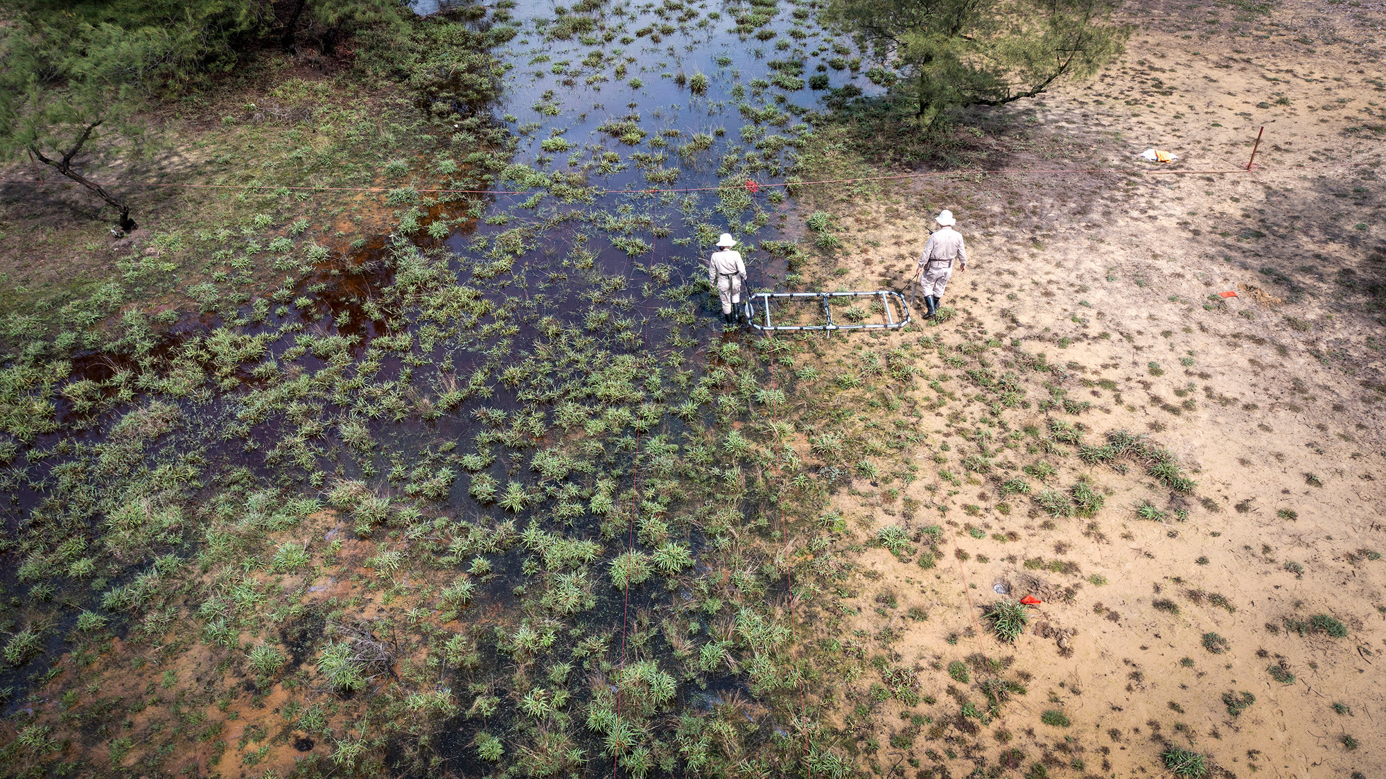 Nhiệm vụ của đội là rà phá các vật liệu nổ còn sót lại sau chiến tranh bằng máy móc chuyên dụng để trả lại đất an toàn cho người dân canh tác.