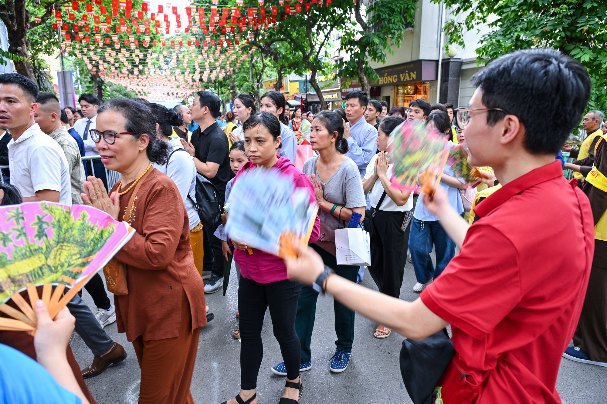 Người dân đến chiêm bái được lực lượng chức năng và tình nguyện viên hướng dẫn di chuyển theo làn riêng, bảo đảm trật tự, an toàn và thuận lợi khi vào khu vực chính điện chùa Quán Sứ.