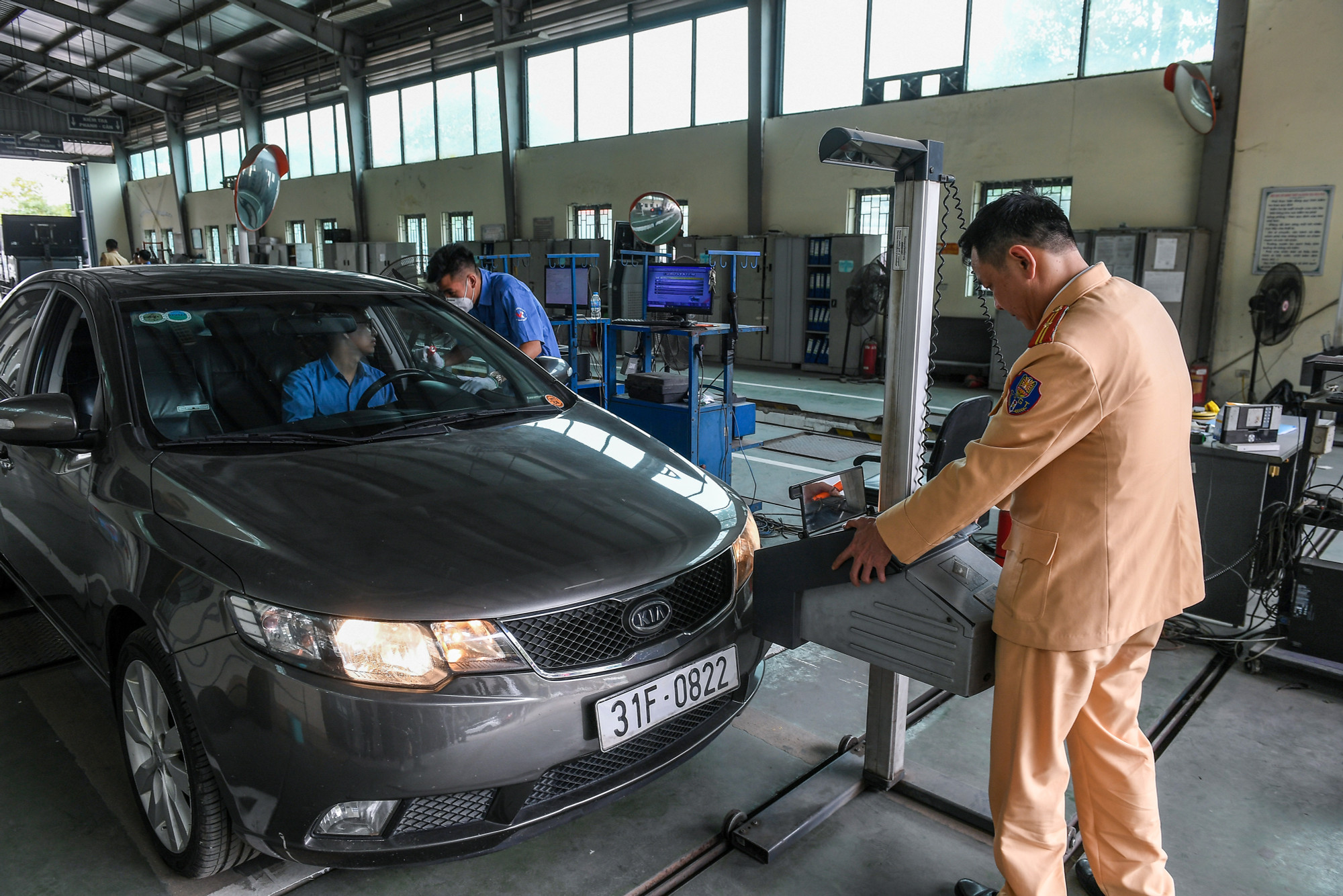 Bên cạnh đó, Bộ Công an đã tổ chức tập huấn 167 cán bộ, chiến sĩ và huy động hạ tầng, nguồn lực hiện có để cùng với lực lượng đăng kiểm của ngành giao thông với phương châm phục vụ người dân tốt nhất, tập trung cùng nhau tháo gỡ ngay trước mắt để hoạt động vận tải, đi lại của người dân trở lại bình thường.