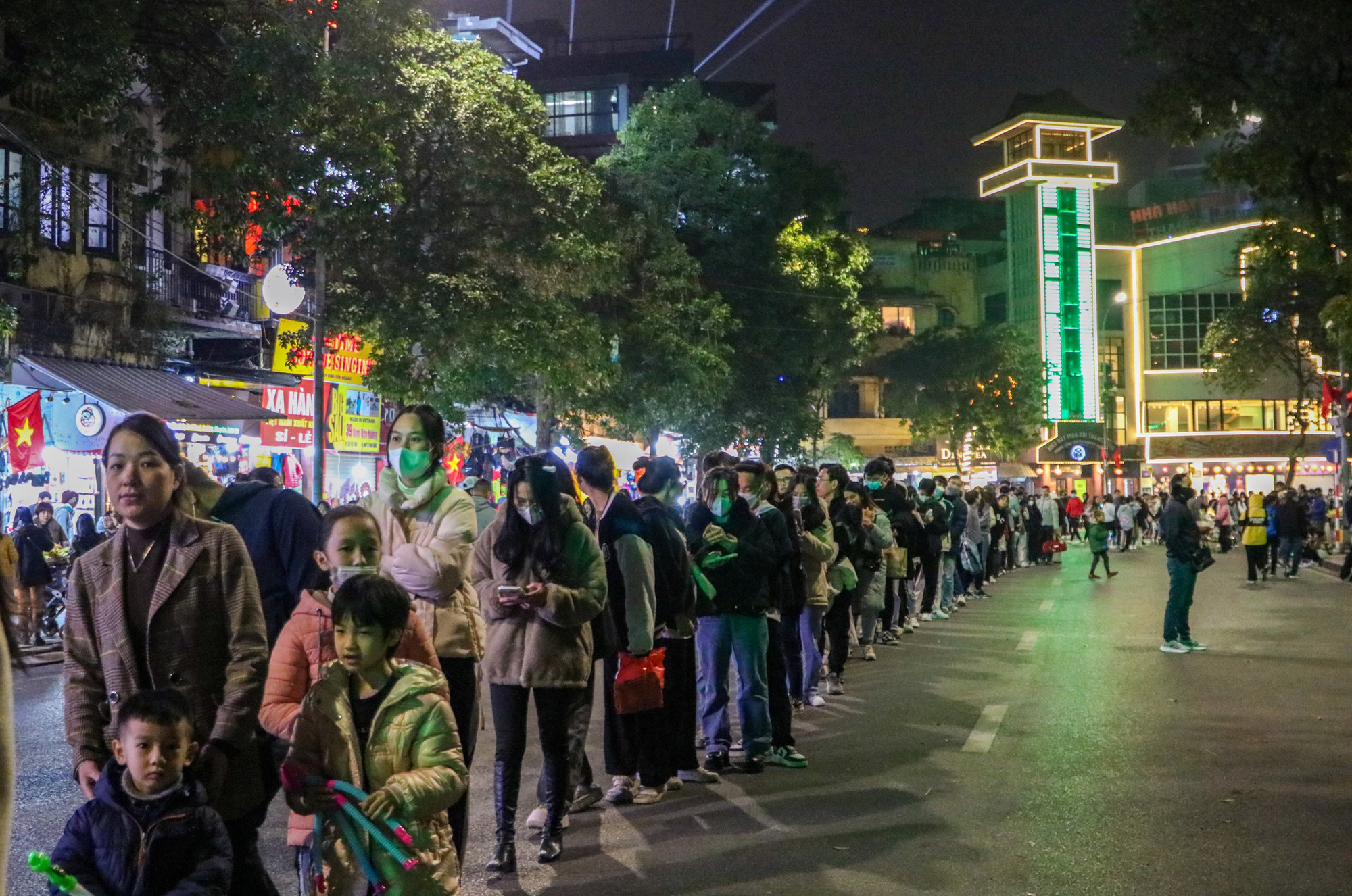 Các bạn trẻ xếp hàng vào xem chương trình nhạc hội tại Quảng trường Đông Kinh Nghĩa Thục. (Ảnh: NHẬT QUANG)