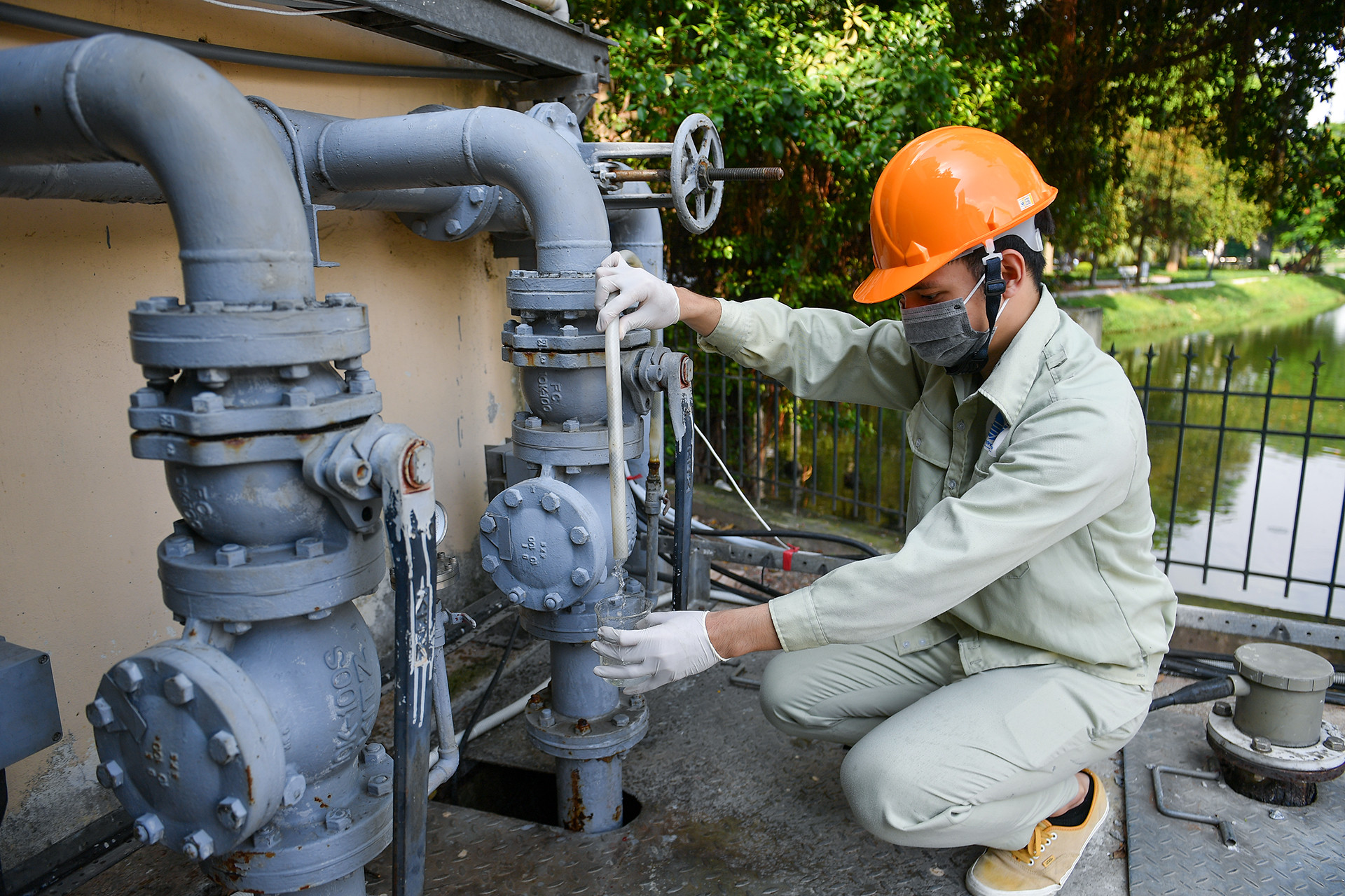 [Ảnh] Nước thải sinh hoạt được xử lý thế nào trước khi "đổ vào" hồ Trúc Bạch? ảnh 13