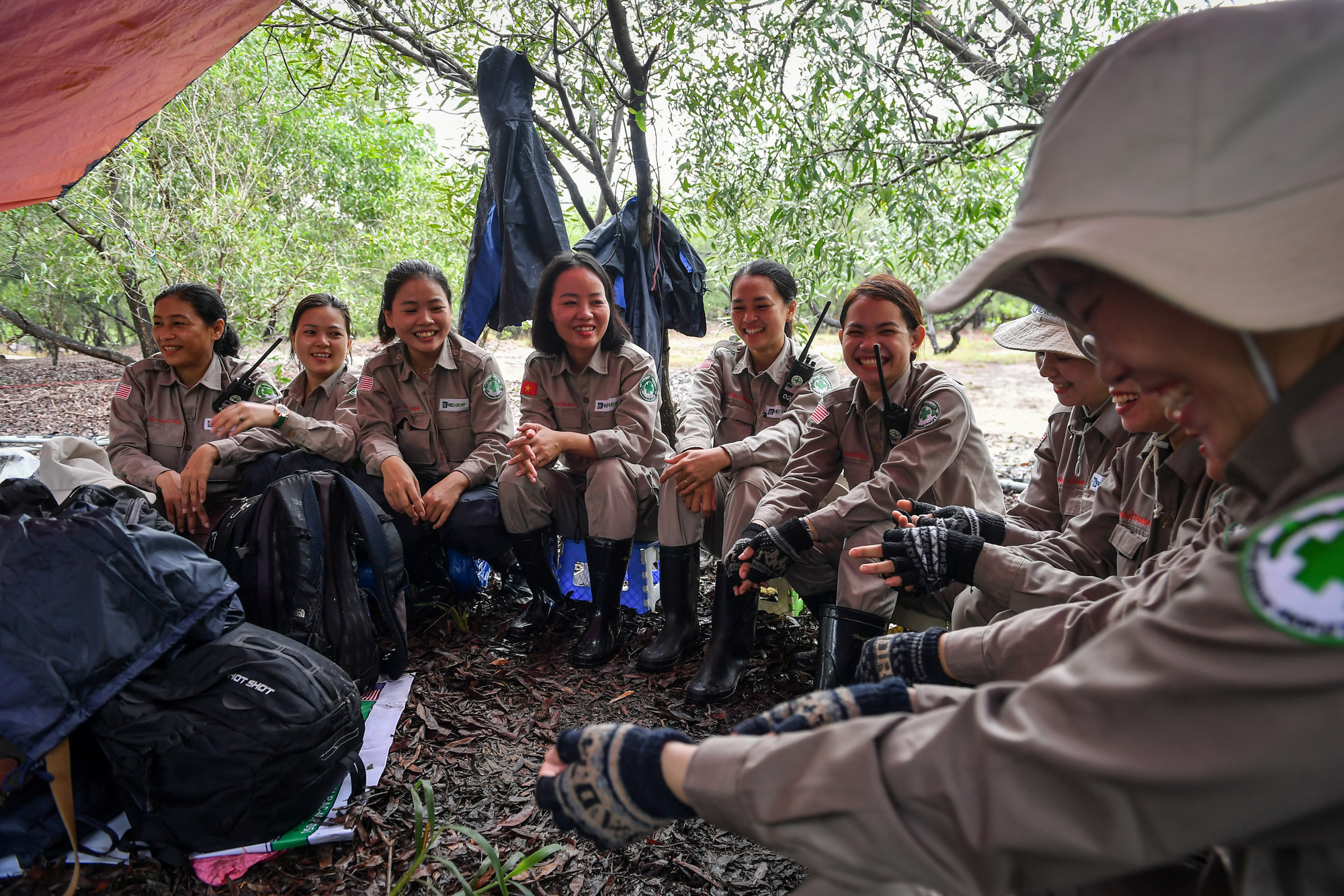 Thật lạ, các chị không hề xem việc mình đang làm là đặc biệt. Họ coi rà phá bom mìn là một công việc bình thường, cũng có lúc vui, khi vất vả như nhiều nghề nghiệp khác. Các chị giải thích với khách: “Chúng tôi chỉ làm một công việc như mọi công việc. Như người giáo viên cặm cụi trên bục giảng, như người ngư dân lênh đênh bám biển khơi xa và rất nhiều nghề nghiệp vất vả, thầm lặng…”.