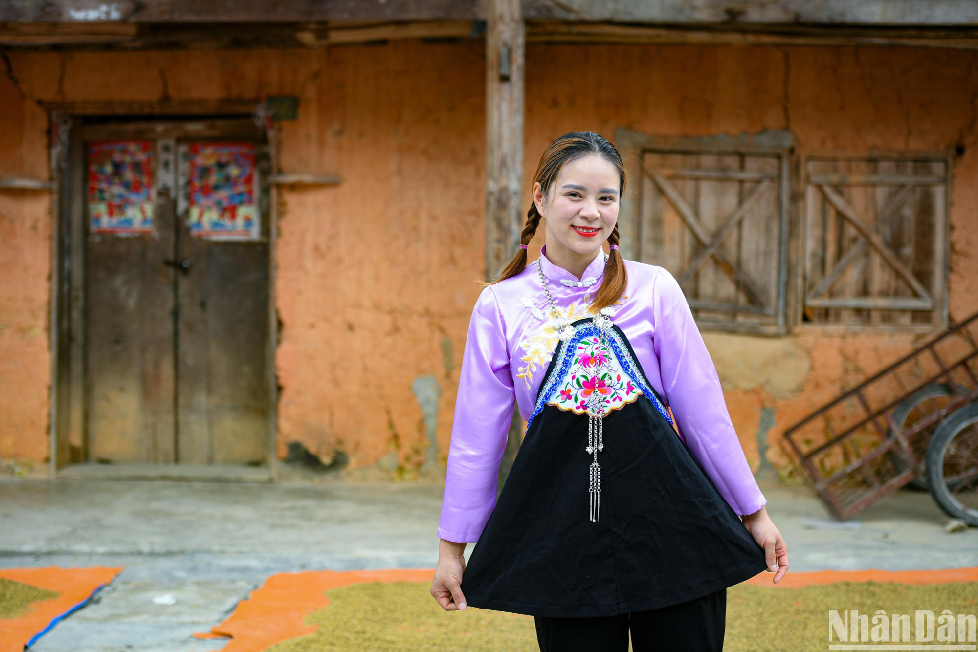 Cô gái xinh đẹp dân tộc Hoa với bộ trang phục truyền thống là chiếc áo "sườn xám" sặc sỡ sắc màu.