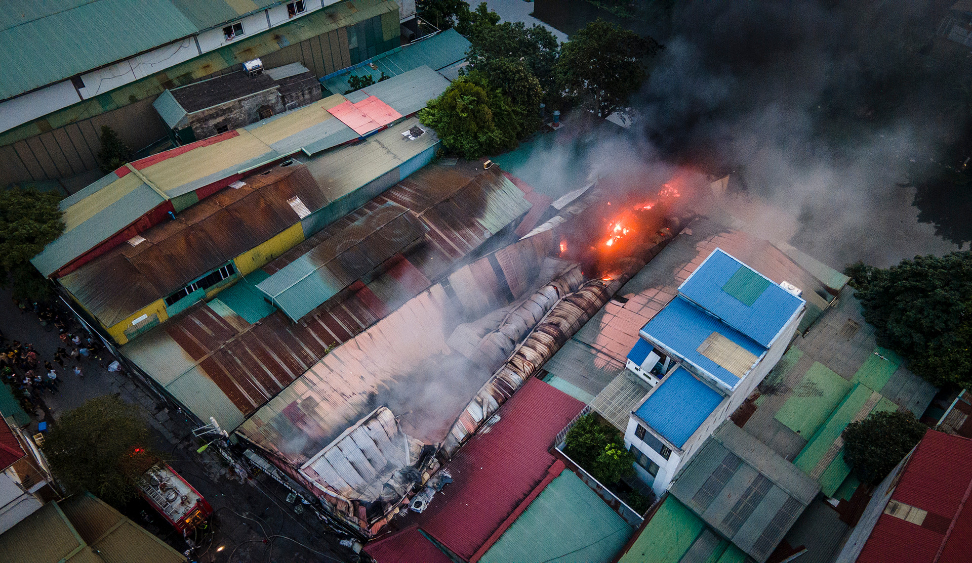 Lực lượng cứu hỏa nỗ lực dập lửa, đội Cảnh sát phòng cháy, chữa cháy và cứu hộ, cứu nạn Công an quận Bắc Từ Liêm, Nam Từ Liêm, Trung tâm Chữa cháy Khu vực 2 (Phòng Cảnh sát phòng cháy, chữa cháy và cứu hộ, cứu nạn Công an TP Hà Nội)... cùng hàng chục cán bộ, chiến sĩ được điều động đến hiện trường. Lực lượng cứu hỏa nỗ lực dập lửa, đội Cảnh sát phòng cháy, chữa cháy và cứu hộ, cứu nạn Công an quận Bắc Từ Liêm, Nam Từ Liêm, Trung tâm Chữa cháy Khu vực 2 (Phòng Cảnh sát phòng cháy, chữa cháy và cứu hộ, cứu nạn Công an TP Hà Nội)... cùng hàng chục cán bộ, chiến sĩ được điều động đến hiện trường.