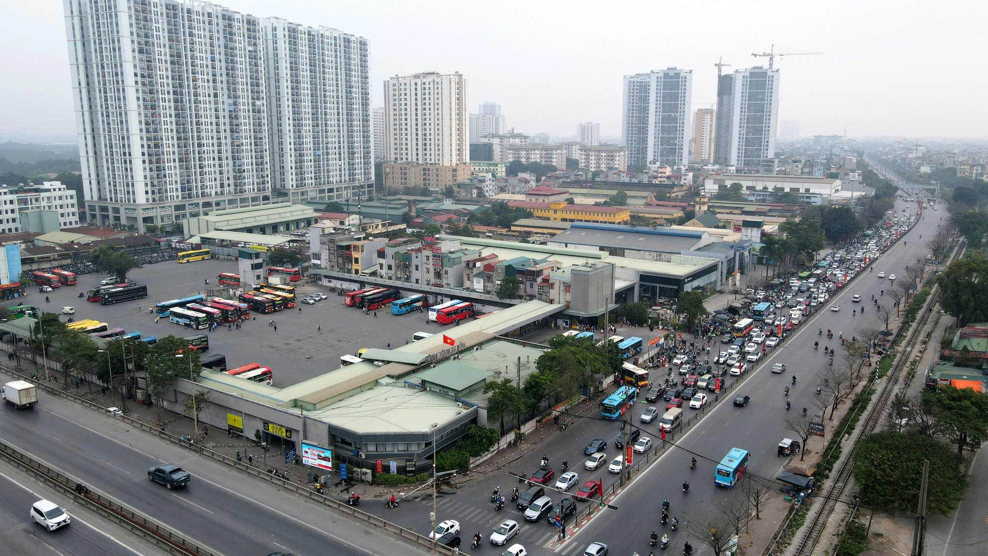 Tại đường Giải Phóng, ngã tư khu vực bến xe Nước Ngầm ghi nhận lượng phương tiện đông đúc. Tại đường Giải Phóng, ngã tư khu vực bến xe Nước Ngầm ghi nhận lượng phương tiện đông đúc.