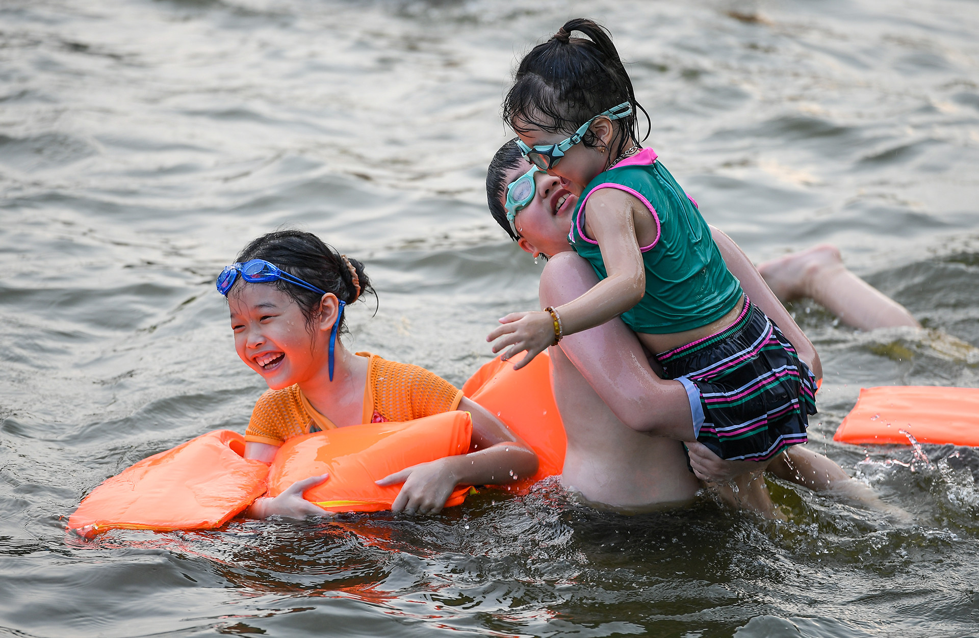 [Ảnh] Biến ao làng thành bể bơi miễn phí cho trẻ ảnh 12