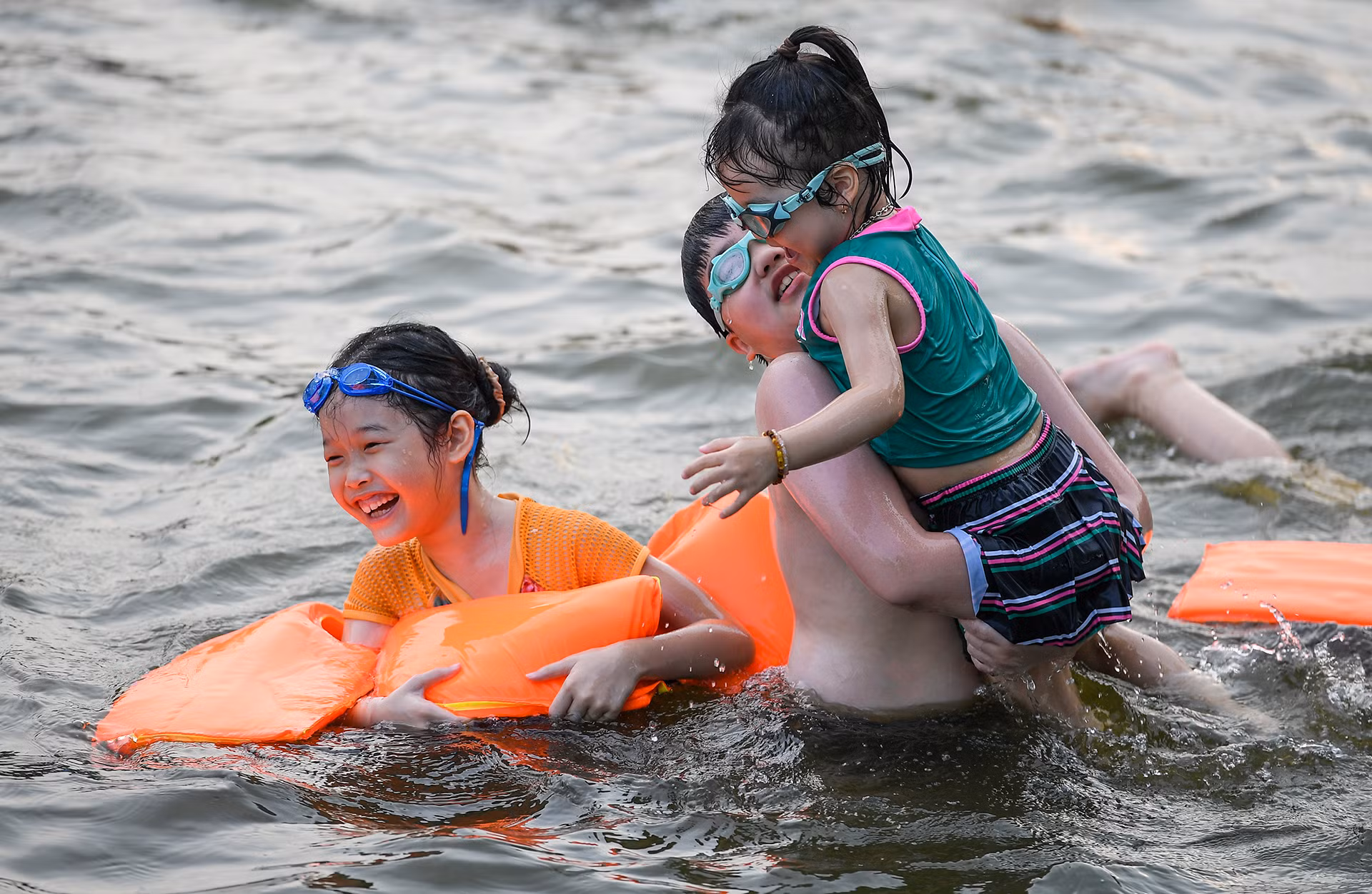 [Ảnh] Biến ao làng thành bể bơi miễn phí cho trẻ ảnh 12