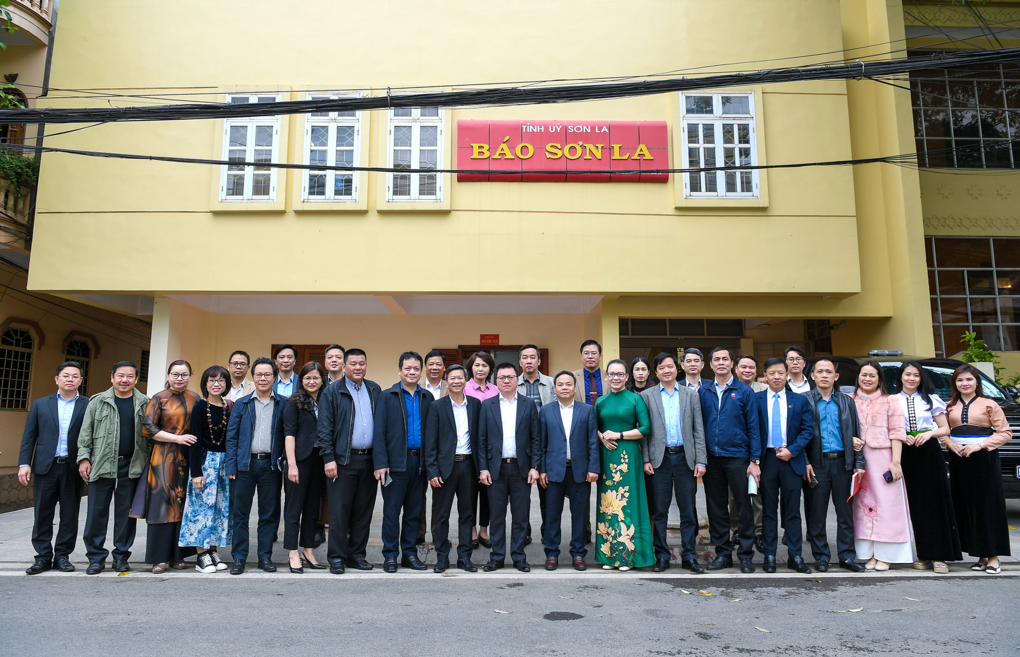 Đoàn công tác Báo Nhân Dân chụp ảnh lưu niệm cùng các hội viên Hội Nhà báo tỉnh Sơn La và các cơ quan báo chí.