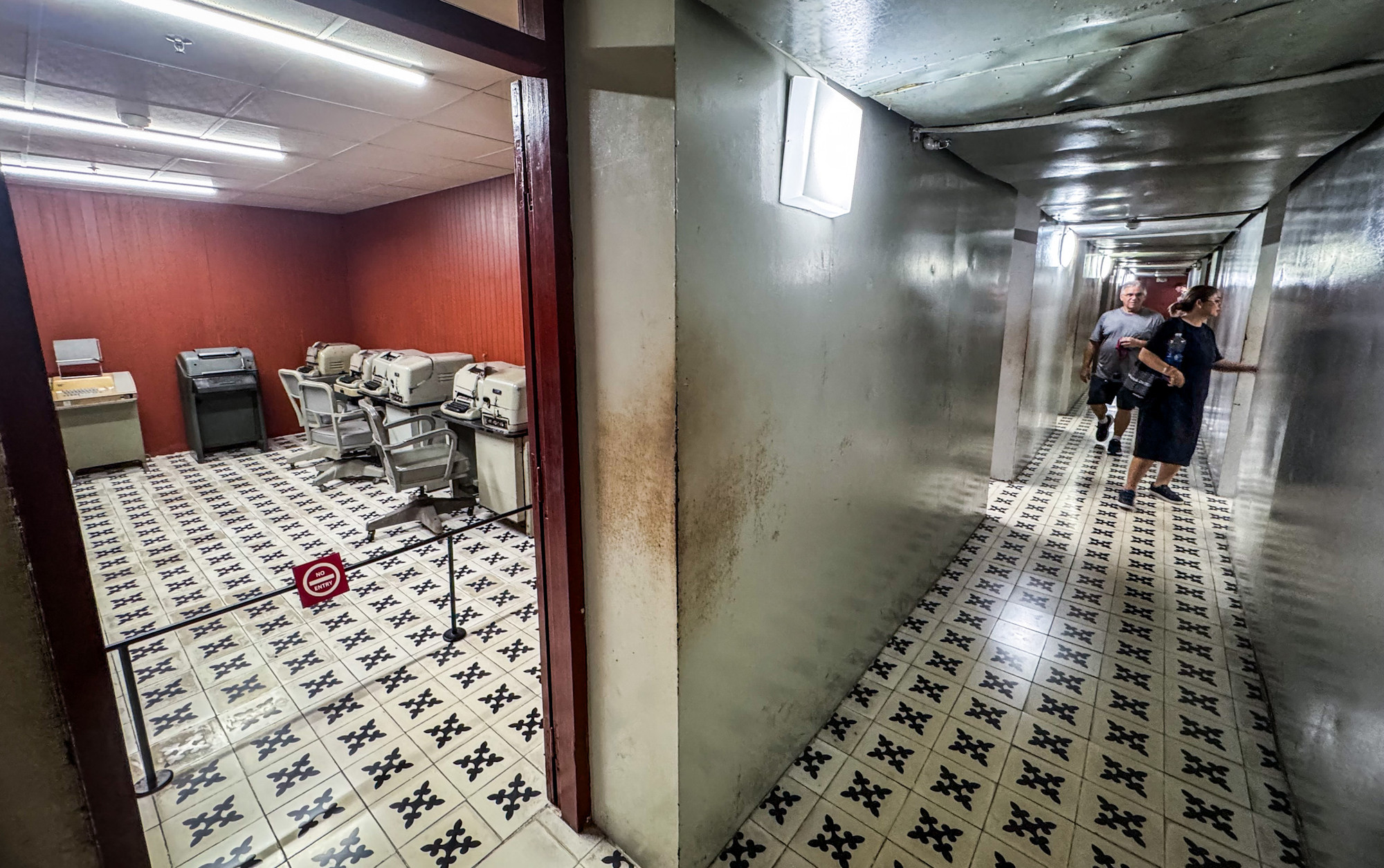 Công trình do kỹ sư Phan Văn Điền thiết kế, được xây dựng kiên cố với chiều dài 72,5m, rộng từ 0,8 đến 22,5m và sâu từ 0,6 đến 2,5m. Các phòng trong hầm nối với nhau bằng lối đi nhỏ, đúc bê-tông, tường bọc thép dày 5mm và có hệ thống thông gió riêng.