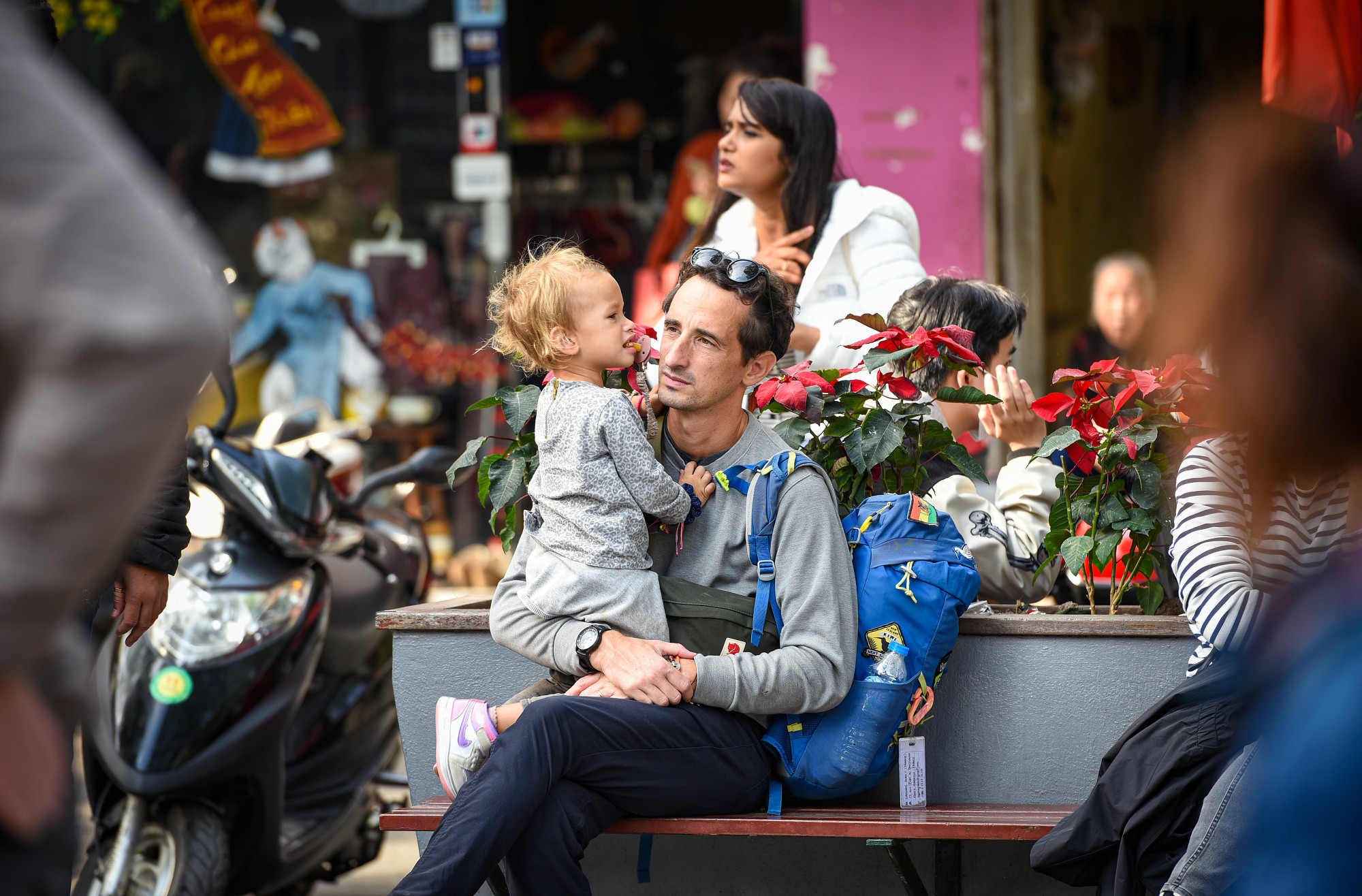 Họ có thể ngồi phơi nắng cảm nhận không khí trong lành tại nơi đây. (Ảnh: THÀNH ĐẠT)