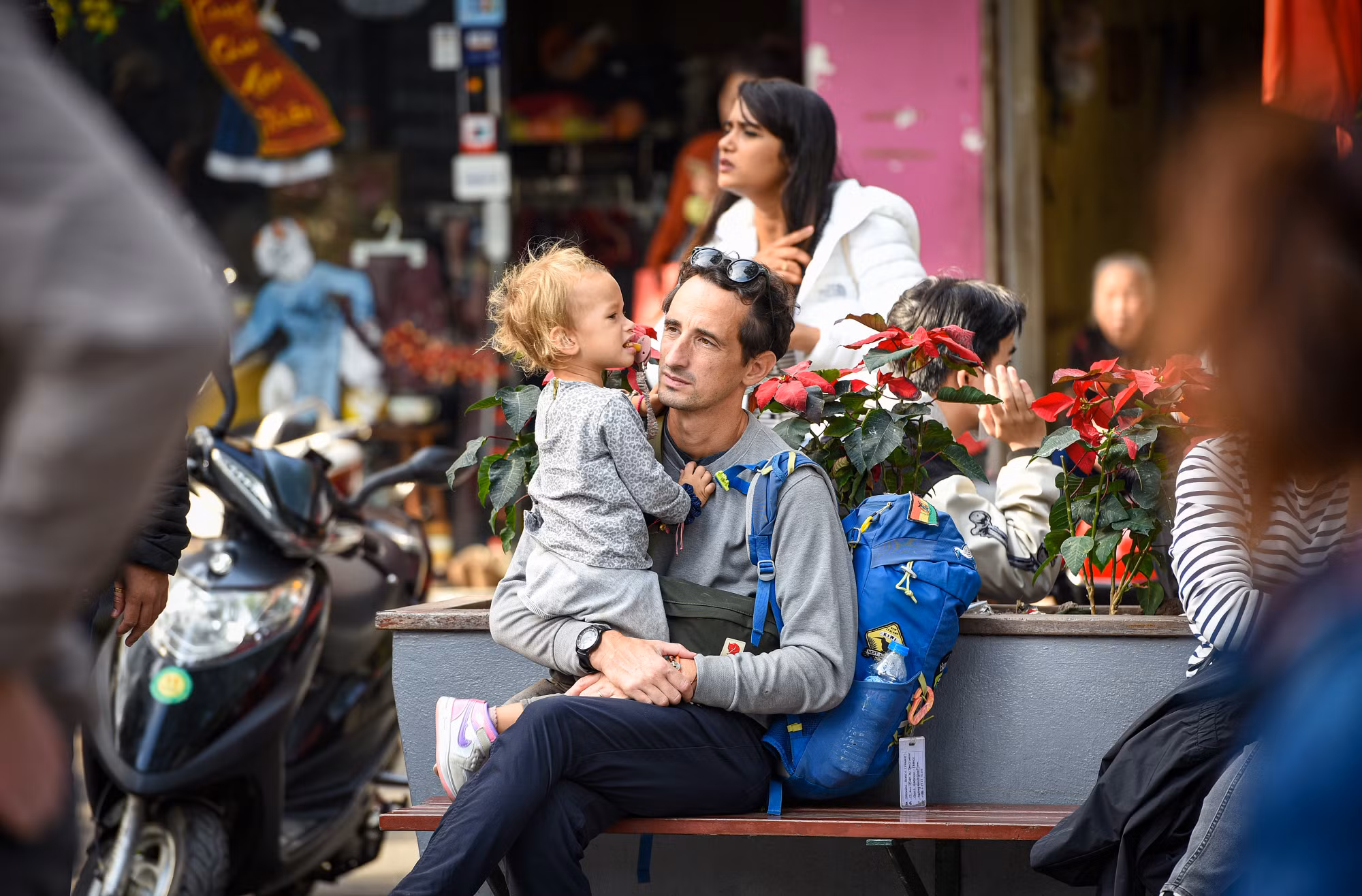 Họ có thể ngồi phơi nắng cảm nhận không khí trong lành tại nơi đây. (Ảnh: THÀNH ĐẠT)