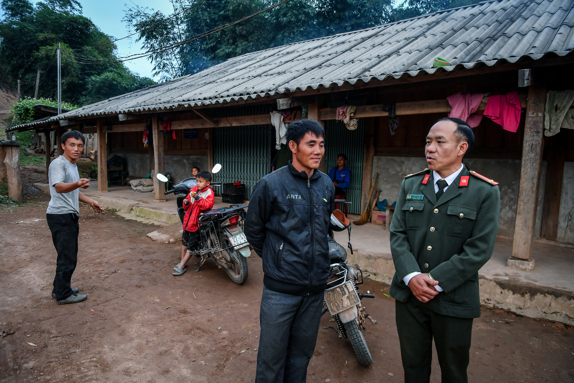 "Đầu bếp" Giàng A Dơ kể lại chuyện xưa với Trung tá Lý A Tung. "Đầu bếp" Giàng A Dơ kể lại chuyện xưa với Trung tá Lý A Tung.