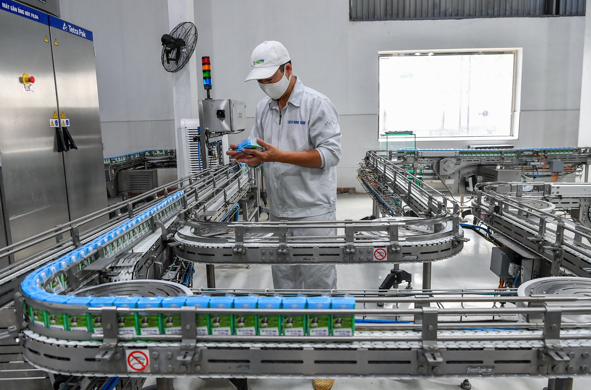 Công nhân Mộc Châu Milk kiểm tra kỹ lưỡng dây chuyền những hộp sữa lỗi trước khi đóng hộp.