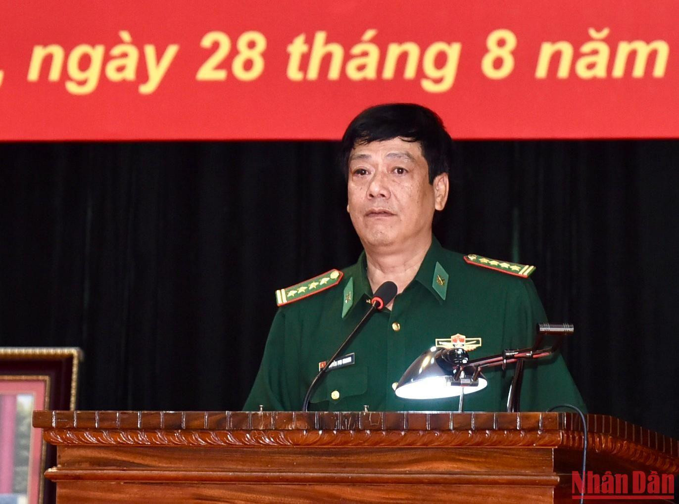 Đại diện Bộ Chỉ huy Bộ đội Biên phòng tỉnh Lào Cai báo cáo với Thủ tướng và thành viên trong đoàn về những kết quả và thành tích đã đạt được trong thời gian qua.