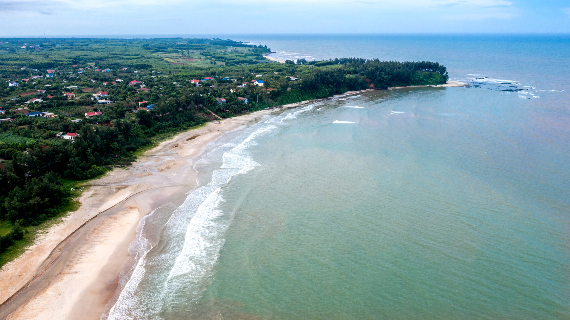 Biển Cửa Tùng nằm cách thành phố Đông Hà chỉ khoảng 30km, đặc biệt rất dễ di chuyển.