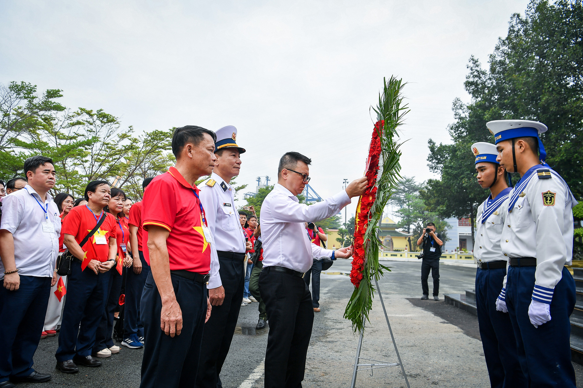 [Ảnh] Đoàn công tác 100 nhà báo của Hội Nhà báo Việt Nam thăm quân và dân huyện đảo Trường Sa ảnh 4