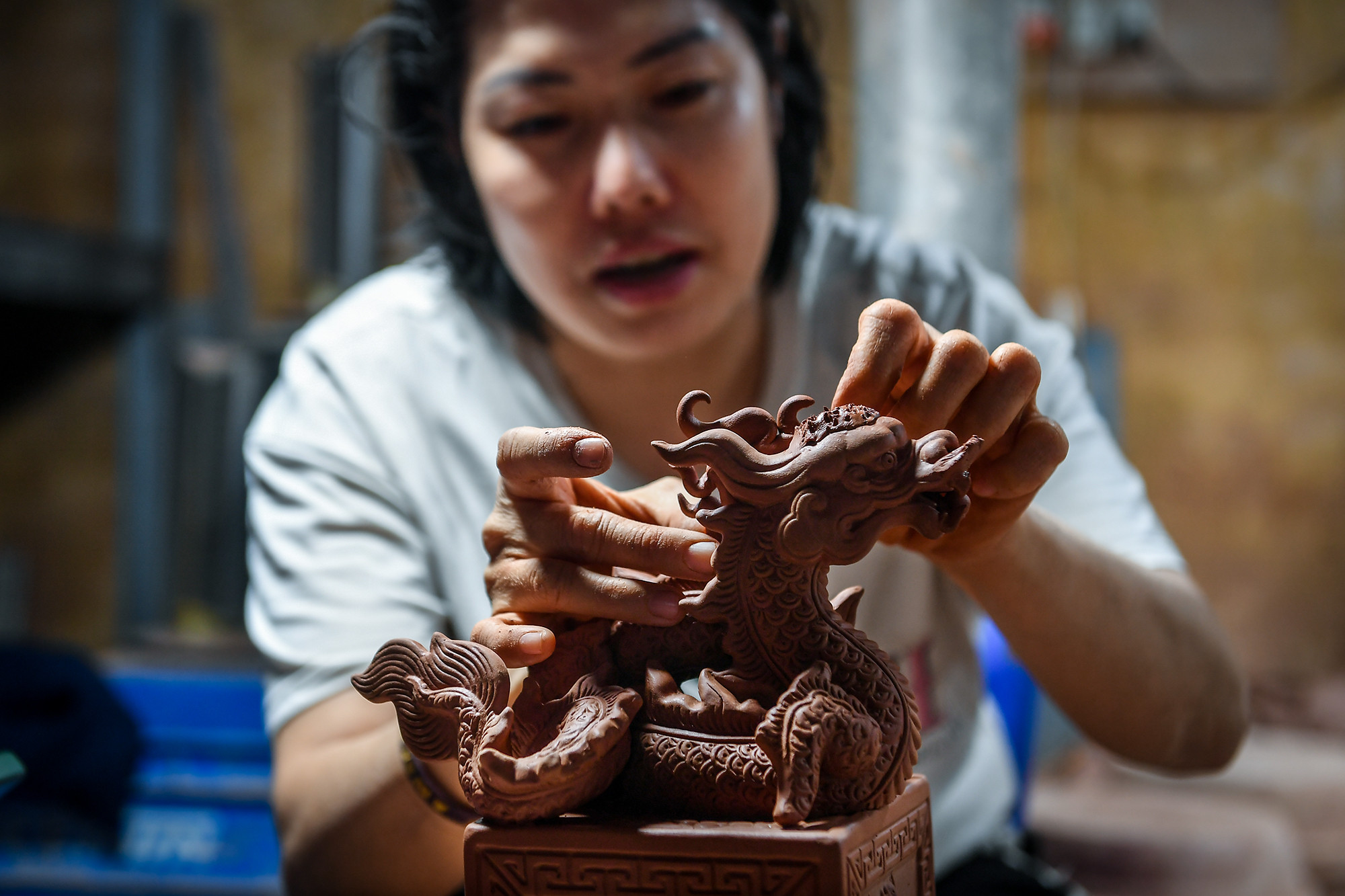 Chị Đào Yến đã có hơn 10 năm làm nghề tại Bát Tràng. Công việc của chị là đắp các chi tiết nhỏ cho sản phẩm như râu, vây lưng... "Giai đoạn này, tất cả công đoạn đều được thực hiện bằng tay. Càng gần Tết, chúng tôi càng phải làm nhiều hơn để đáp ứng đơn hàng".