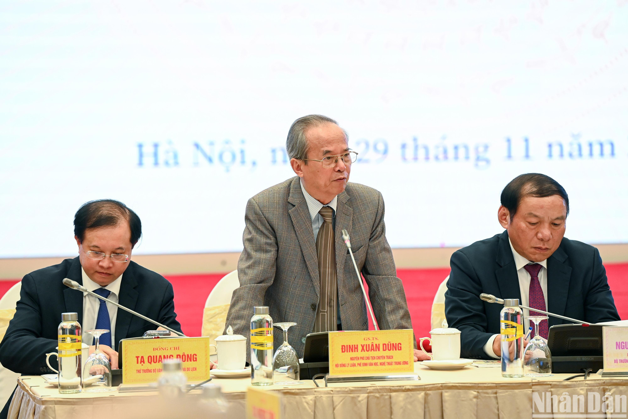 Bàn chủ tọa điều hành phiên thảo luận thứ 2 với chủ đề “Hệ giá trị quốc gia, hệ giá trị văn hóa trong thời kỳ mới”.