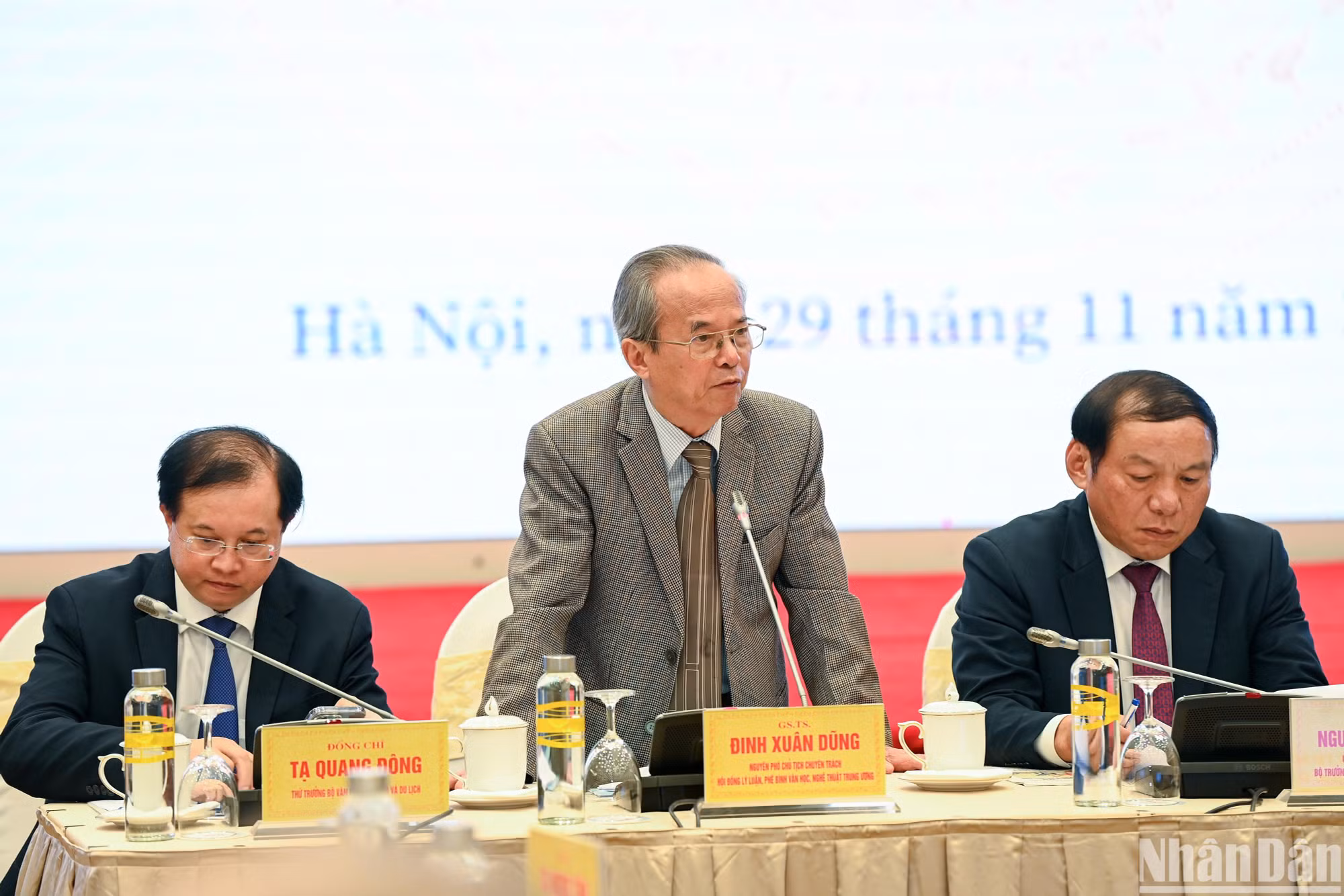 Bàn chủ tọa điều hành phiên thảo luận thứ 2 với chủ đề “Hệ giá trị quốc gia, hệ giá trị văn hóa trong thời kỳ mới”.