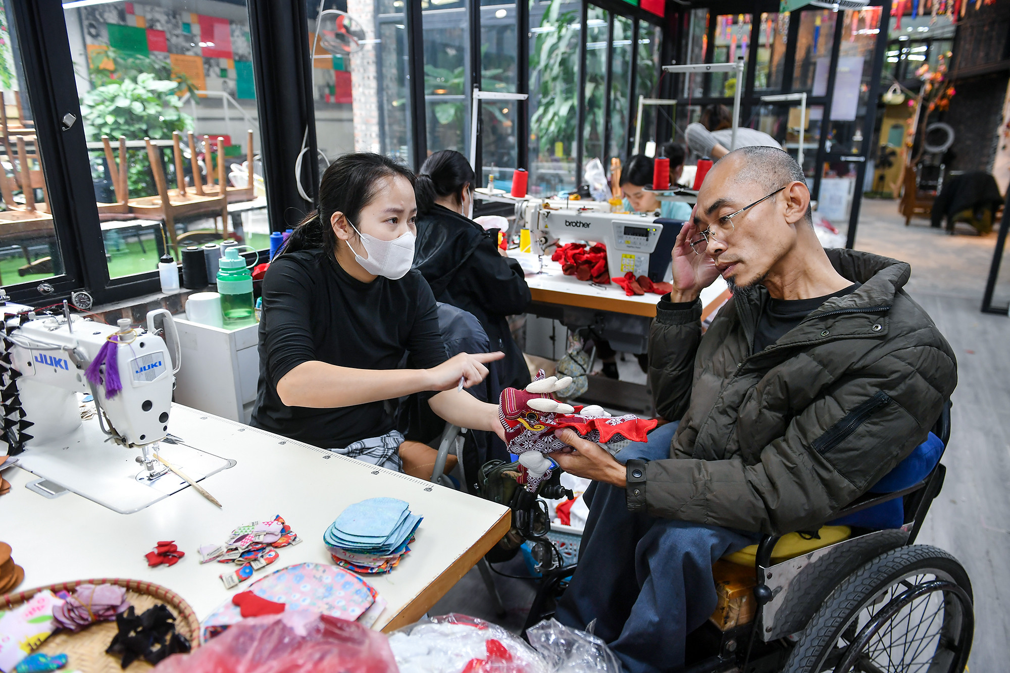 Anh Phạm Việt Hoài, CEO của Kymviet cũng là một người khuyết tật. Anh tâm sự: Lý do anh thành lập xưởng may "không tiếng người" này là là bởi anh nhận ra, cộng đồng người khuyết tật vẫn còn loay hoay, vất vả trong lúc tìm việc.