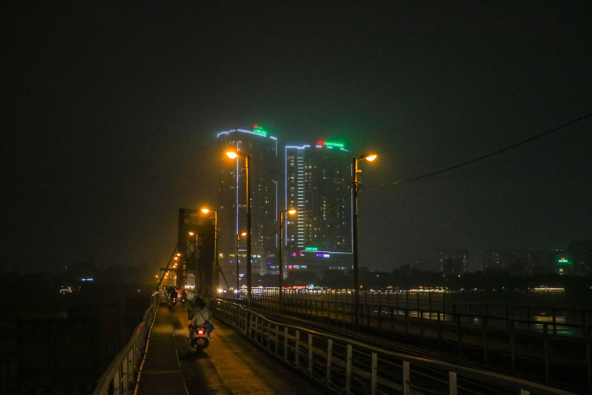 Hình ảnh sương mù và khói bụi dày đặc vẫn còn tiếp diễn đến tận tối cùng ngày.