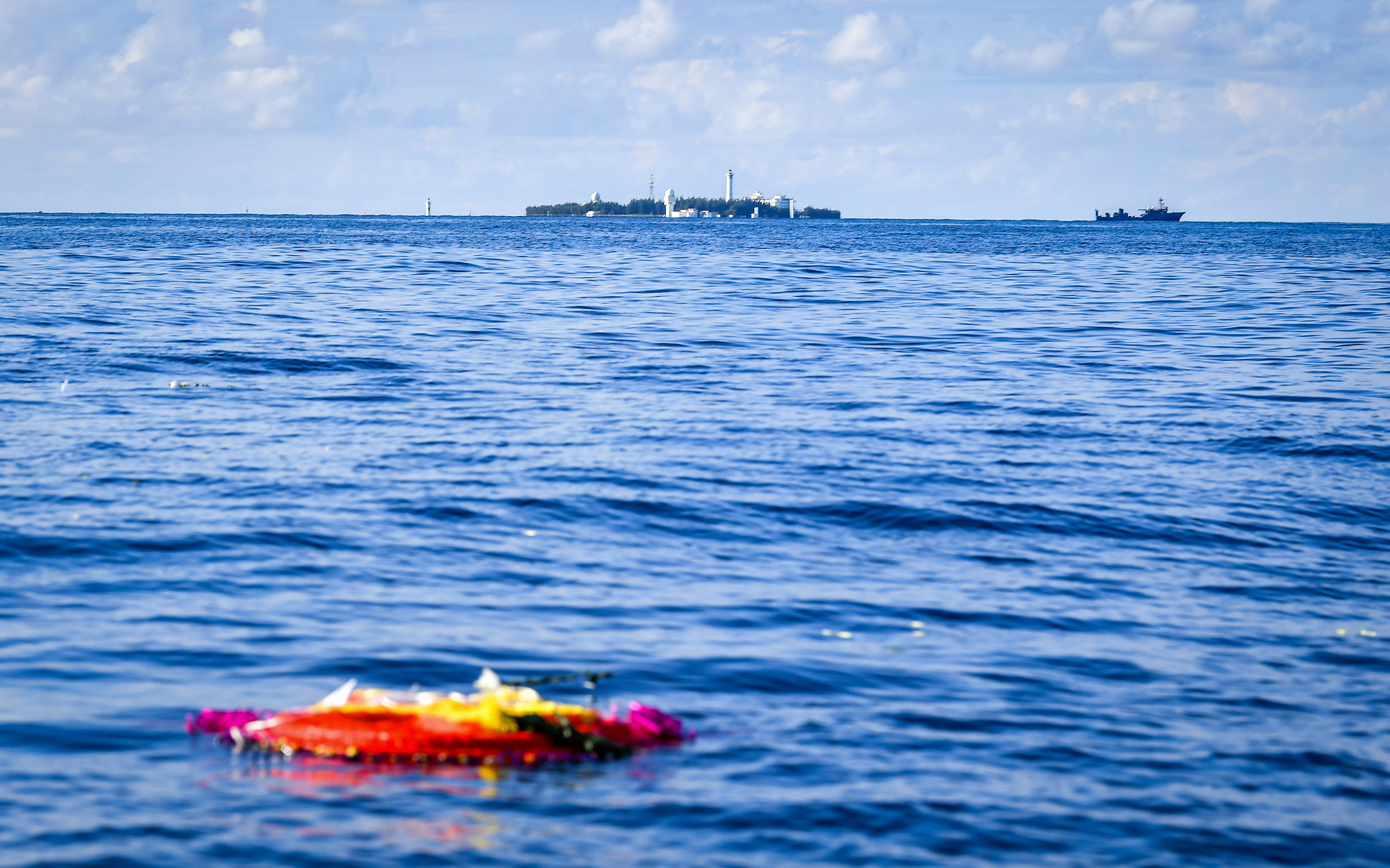 Vòng hoa thả xuống biển tại Quần đảo Trường Sa để tưởng nhớ các liệt sĩ đã vĩnh viễn nằm lại giữa biển khơi, ở lứa tuổi thanh xuân đẹp đẽ, trở thành sóng biển vỗ yên bờ cõi ngàn năm.