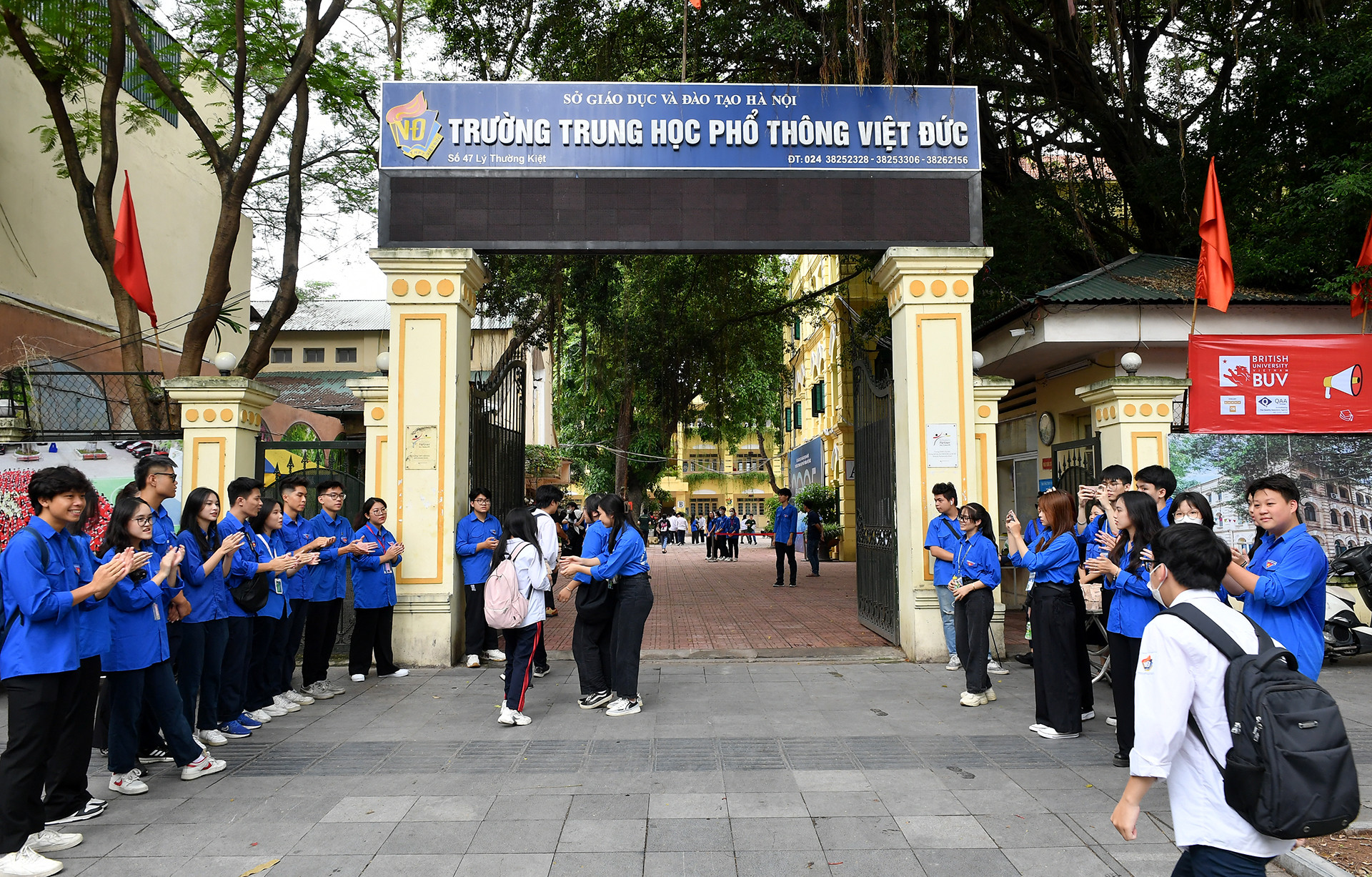 [Ảnh] Hơn 100 nghìn thí sinh Hà Nội làm thủ tục thi tốt nghiệp THPT ảnh 1