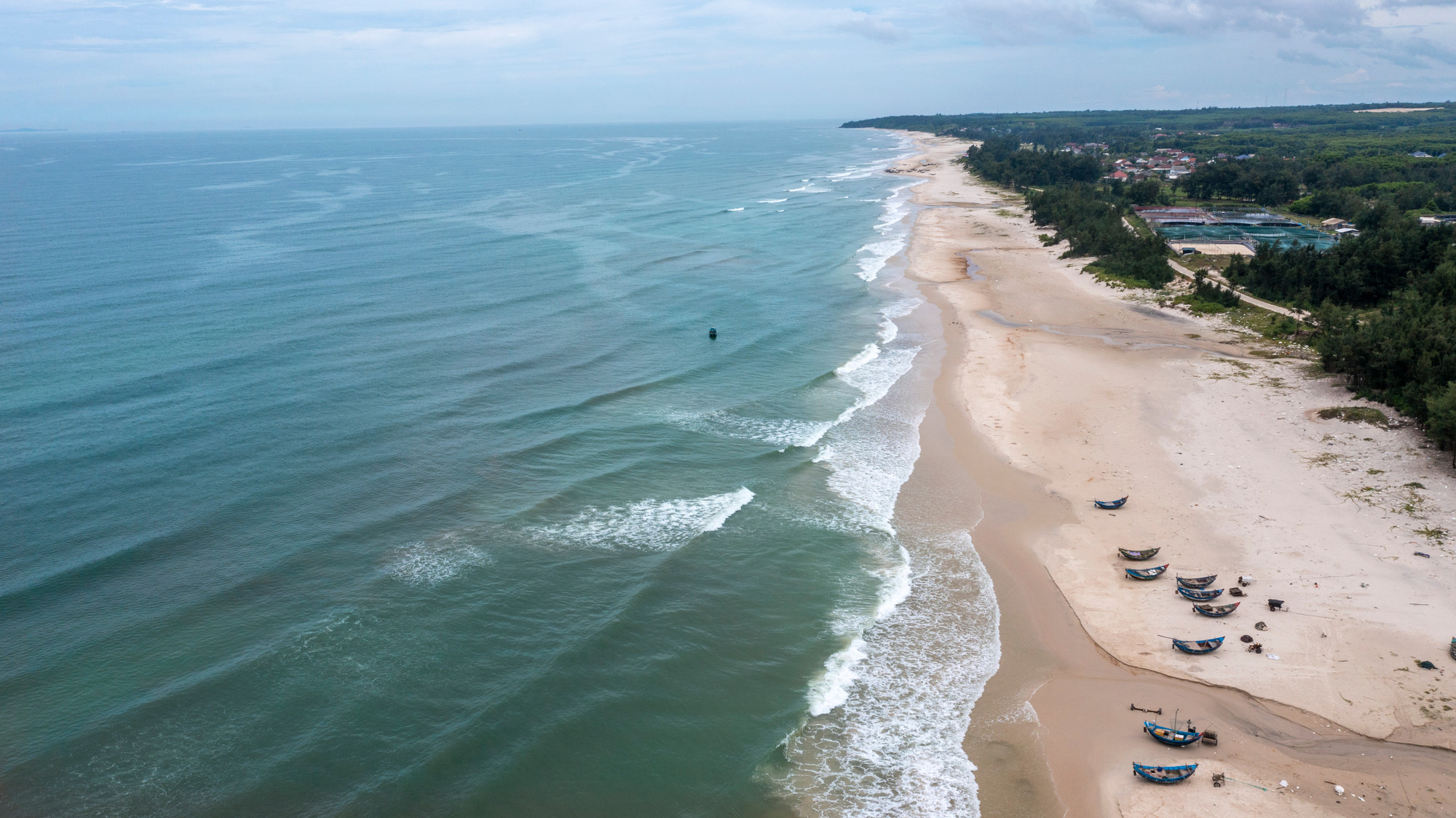 Nằm trên địa bàn xã Vĩnh Thái, huyện Vĩnh Linh, bãi biển Vĩnh Thái hiện vẫn còn giữ nguyên vẻ hoang sơ với bờ biển dài, ẩn mình dưới những hàng dương xanh ngắt.
