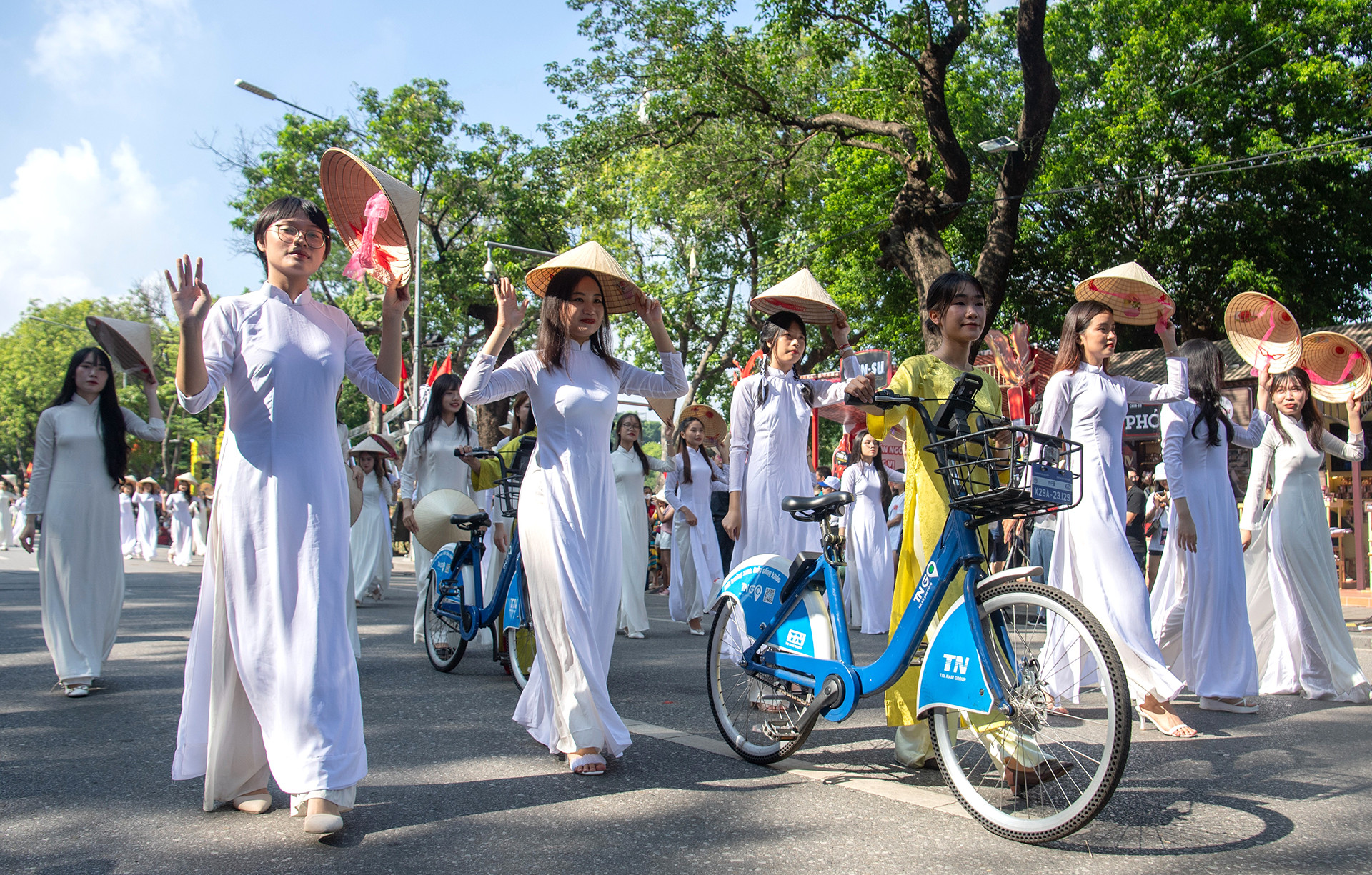 Đoàn diễu hành của các thiếu nữ trang phục áo dài trắng thướt tha.
