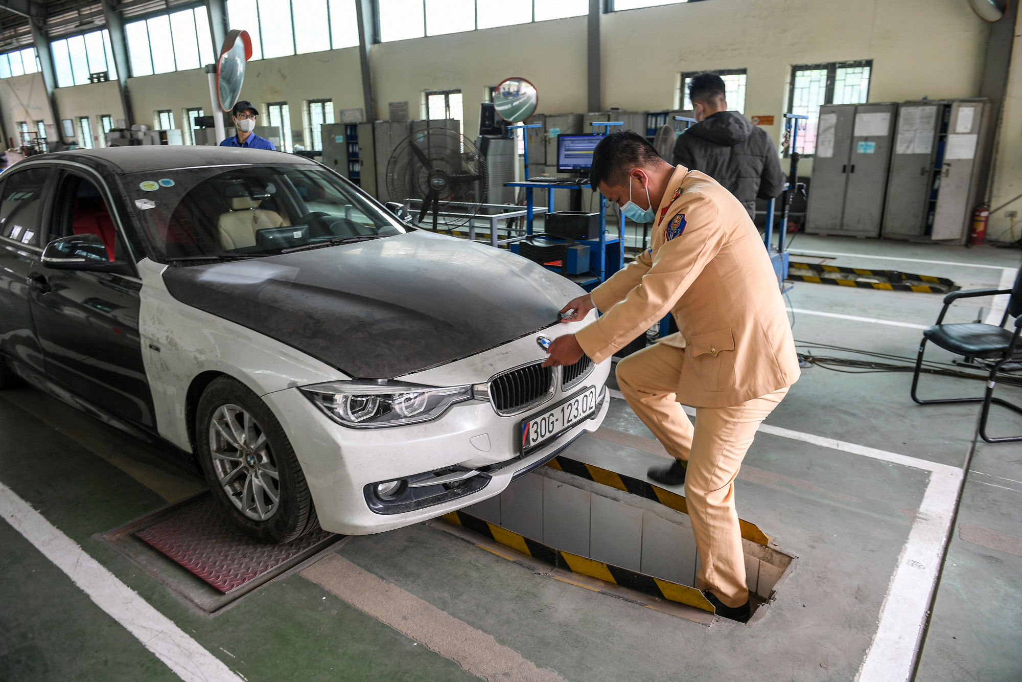 Các cán bộ, chiến sĩ Cảnh sát giao thông được điều động hỗ trợ cho các trung tâm đăng kiểm đều có giấy chứng nhận cán bộ kiểm định xe Công an nhân dân nên đã nhanh chóng bắt nhịp được với công việc tại các trung tâm đăng kiểm xe cơ giới.