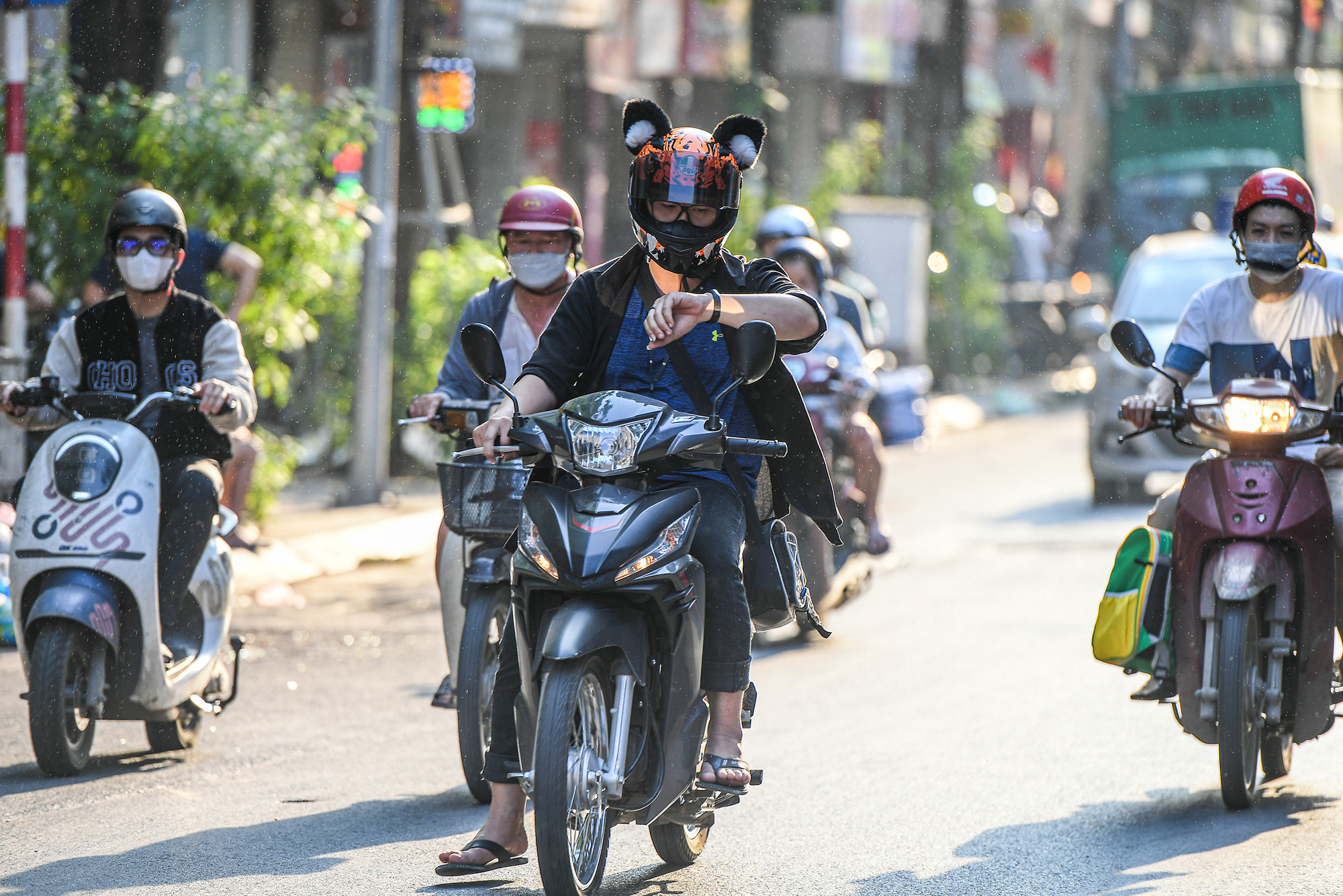 [Ảnh] Hà Nội 40 độ C, nắng nóng nhất từ đầu năm ảnh 11