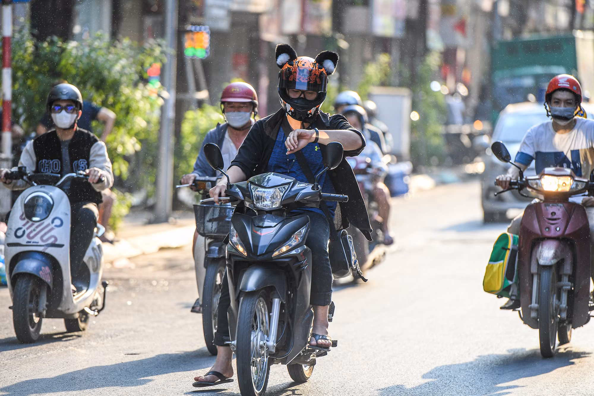 [Ảnh] Hà Nội 40 độ C, nắng nóng nhất từ đầu năm ảnh 11