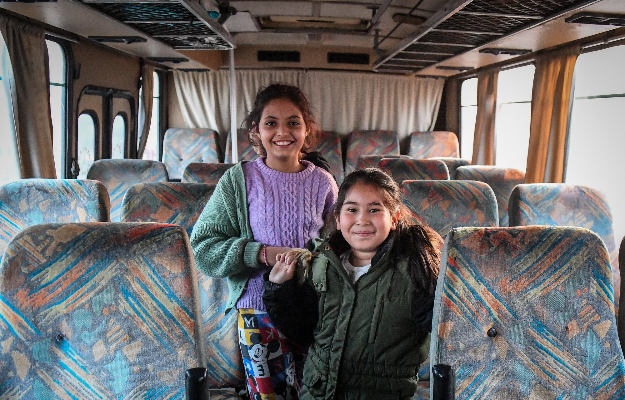 Hai bé gái tại Iskenderun (tỉnh Hatay) vui vẻ chơi đùa bên trong "phòng ngủ" đặc biệt của mình.