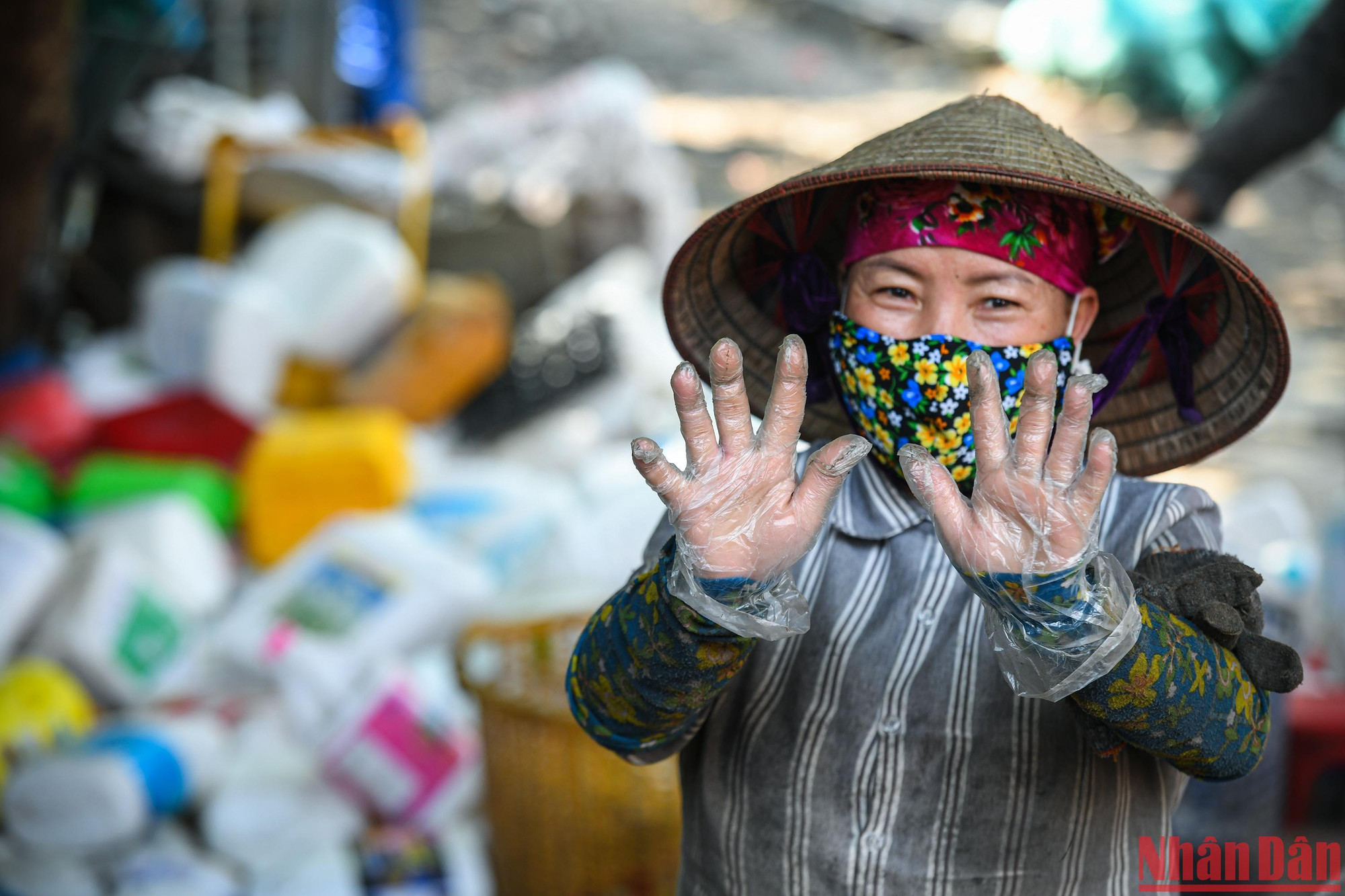 Mưu sinh trên... rác, bà My phải trang bị cho mình tới 4 chiếc găng tay mỗi ca làm việc. Trong cùng là găng tay ni-lông dùng 1 lần để tránh chất bẩn bám vào. Phía bên ngoài, bà cẩn thận đeo thêm lớp găng vải dày cộp đã đen màu thời gian.