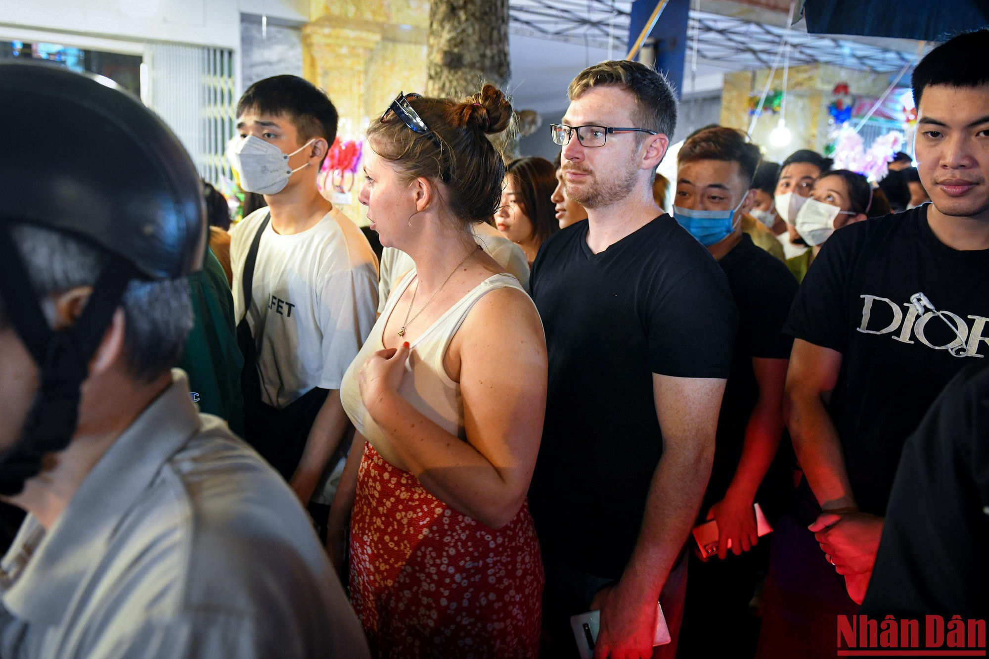 Du khách nước ngoài khá bất ngờ trước không khí tấp nập ngày Tết Trung thu của Việt Nam.