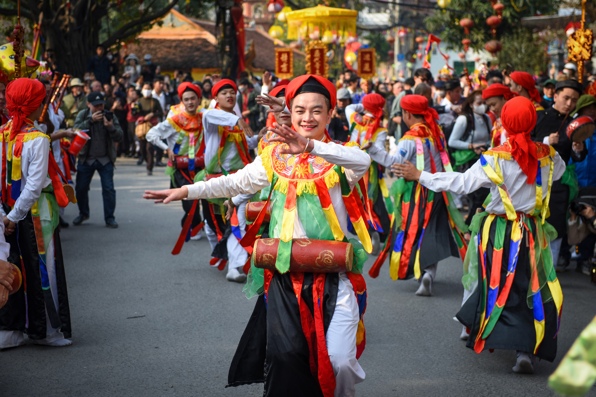 Mắt lúng liếng, miệng cười xinh trong những bước nhảy linh hoạt, họ thướt tha hòa cùng nhịp trống dồn dập khiến người xem thích thú.