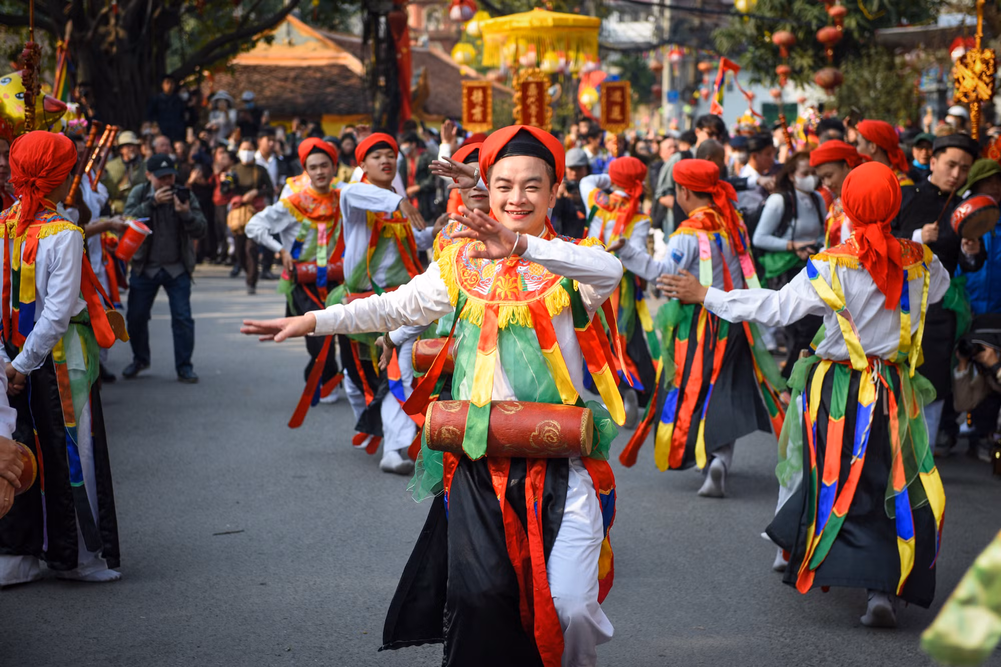 Mắt lúng liếng, miệng cười xinh trong những bước nhảy linh hoạt, họ thướt tha hòa cùng nhịp trống dồn dập khiến người xem thích thú.