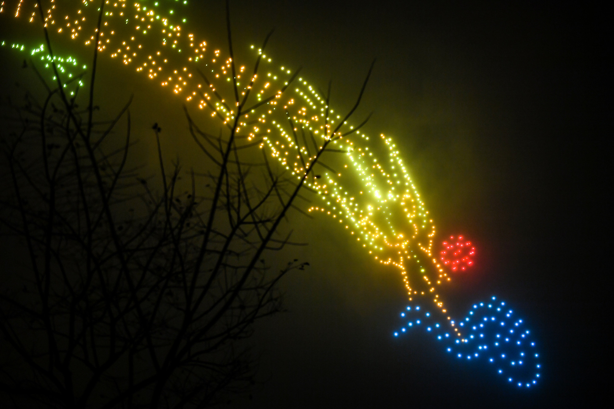 [Ảnh] Người dân Thủ đô choáng ngợp trước màn trình diễn ánh sáng nghệ thuật với 2.024 drones light ảnh 7