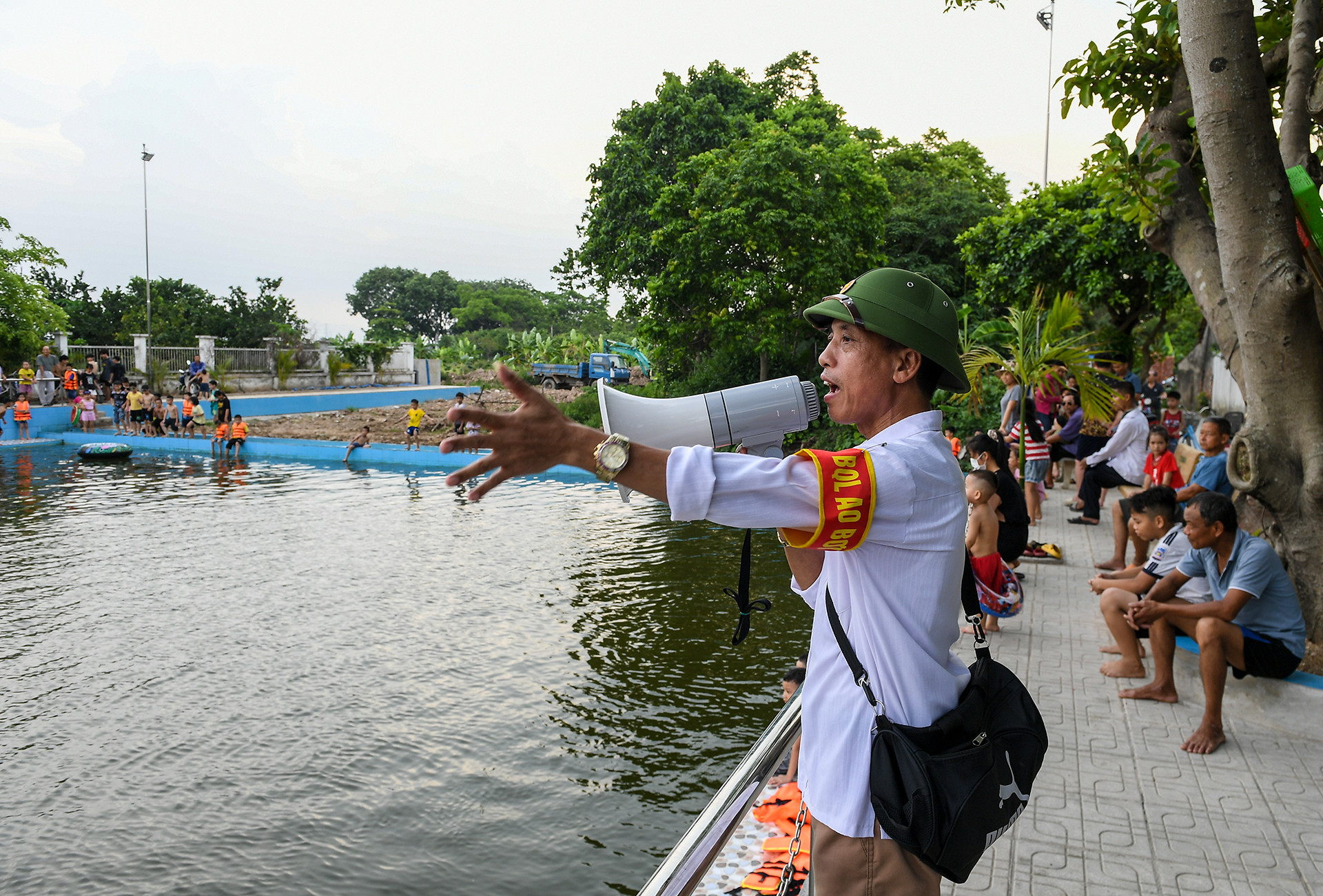 [Ảnh] Biến ao làng thành bể bơi miễn phí cho trẻ ảnh 2