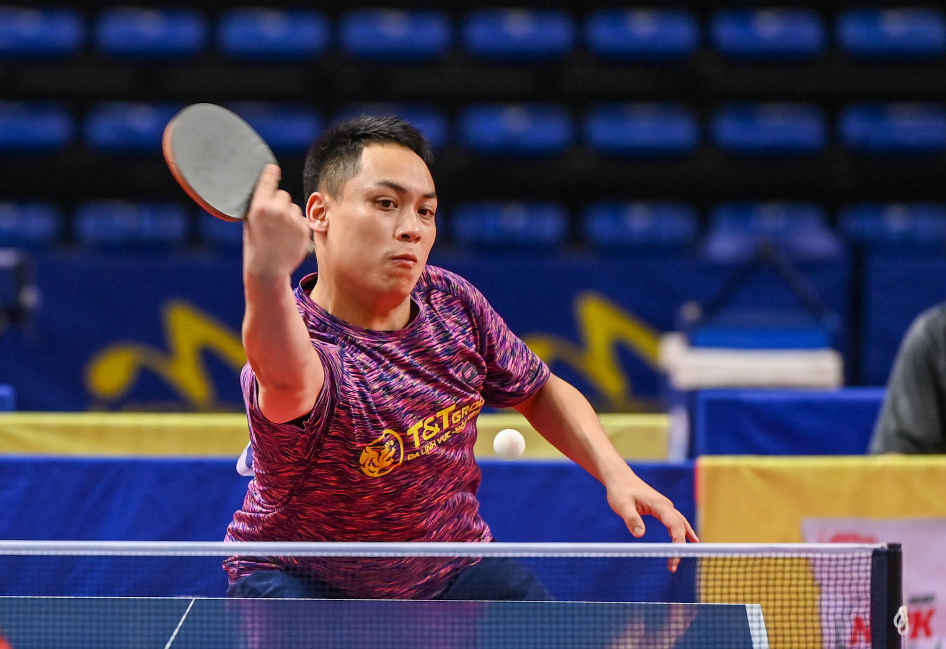 Sau bốn séc đấu, hai tay vợt hòa với tỷ số 2-2; giành những điểm số quyết định trong séc đấu thứ năm, Lê Tiến Đạt giành chiến thắng 3-2 mang về lợi thế cho CLB Hà Nội T&T trong trận chung kết.