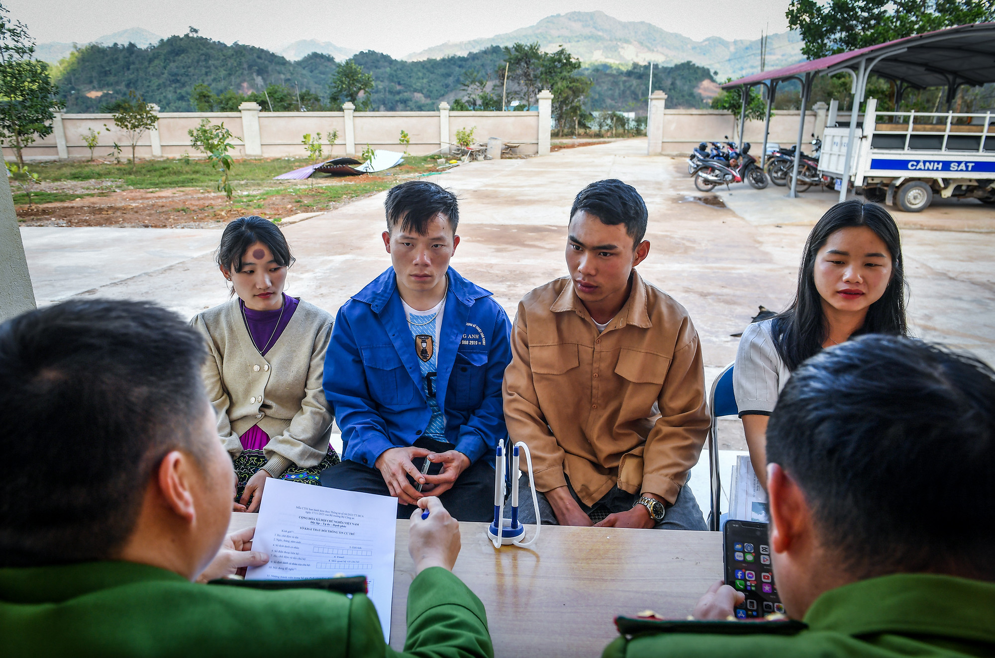 Công an xã Nà Hỳ (Nậm Pồ) tuyên truyền cho người dân địa phương về Đề án 06.