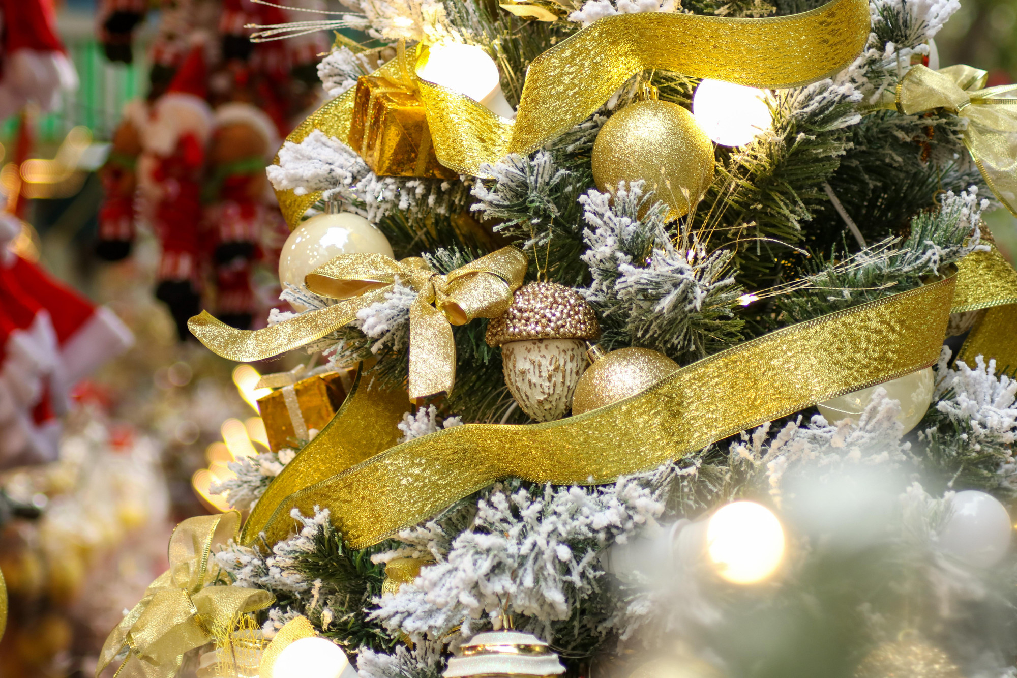 So với những năm trước, những đồ vật trang trí Noel được bày bán năm nay có phần đẹp mắt hơn, thu hút được nhiều khách hàng tới mua sắm.