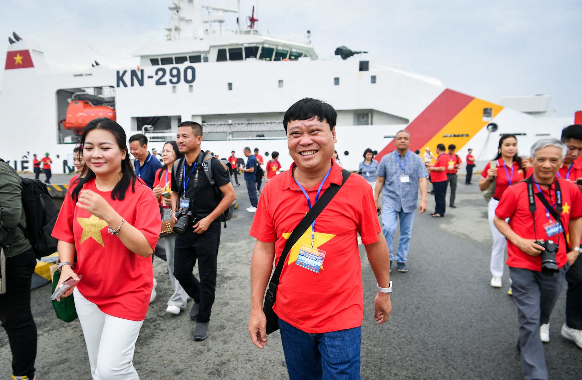 [Ảnh] Đoàn công tác 100 nhà báo của Hội Nhà báo Việt Nam thăm quân và dân huyện đảo Trường Sa ảnh 1