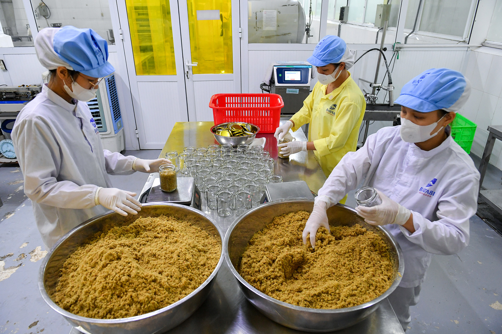 Ruốc hàu được đóng vào lọ và thanh trùng trong thời gian 4-5 phút ở nhiệt độ 150 độ C rồi dán nhãn, vận chuyển đến nơi tiêu thụ. Trong quá trình làm ruốc, công nhân phải mặc trang phục lao động đã qua khử trùng, sử dụng găng tay, đeo khẩu trang. Máy móc và dụng cụ như thau, khay đựng đều được vệ sinh sạch trước và sau khi sử dụng.