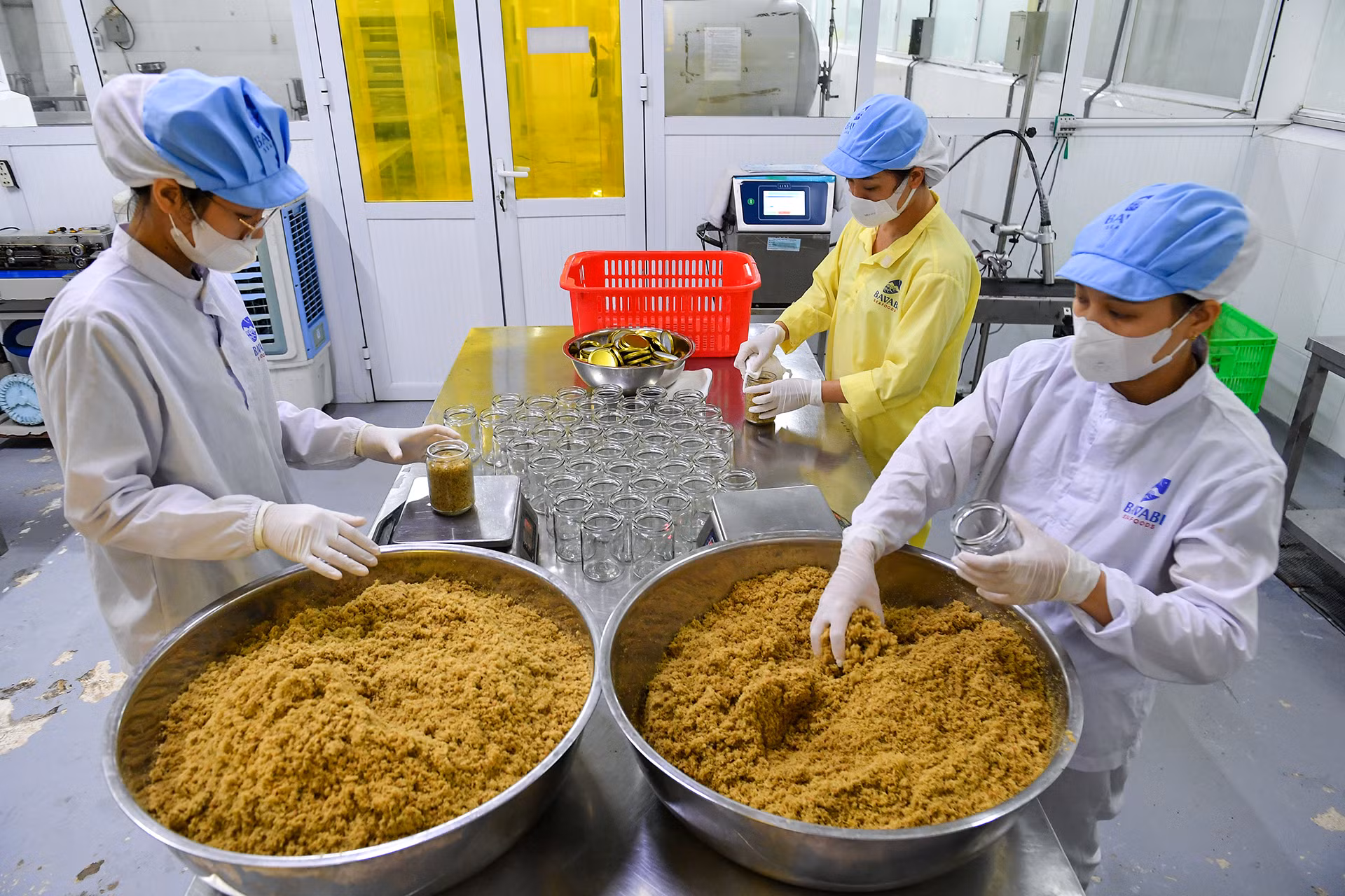 Ruốc hàu được đóng vào lọ và thanh trùng trong thời gian 4-5 phút ở nhiệt độ 150 độ C rồi dán nhãn, vận chuyển đến nơi tiêu thụ. Trong quá trình làm ruốc, công nhân phải mặc trang phục lao động đã qua khử trùng, sử dụng găng tay, đeo khẩu trang. Máy móc và dụng cụ như thau, khay đựng đều được vệ sinh sạch trước và sau khi sử dụng.