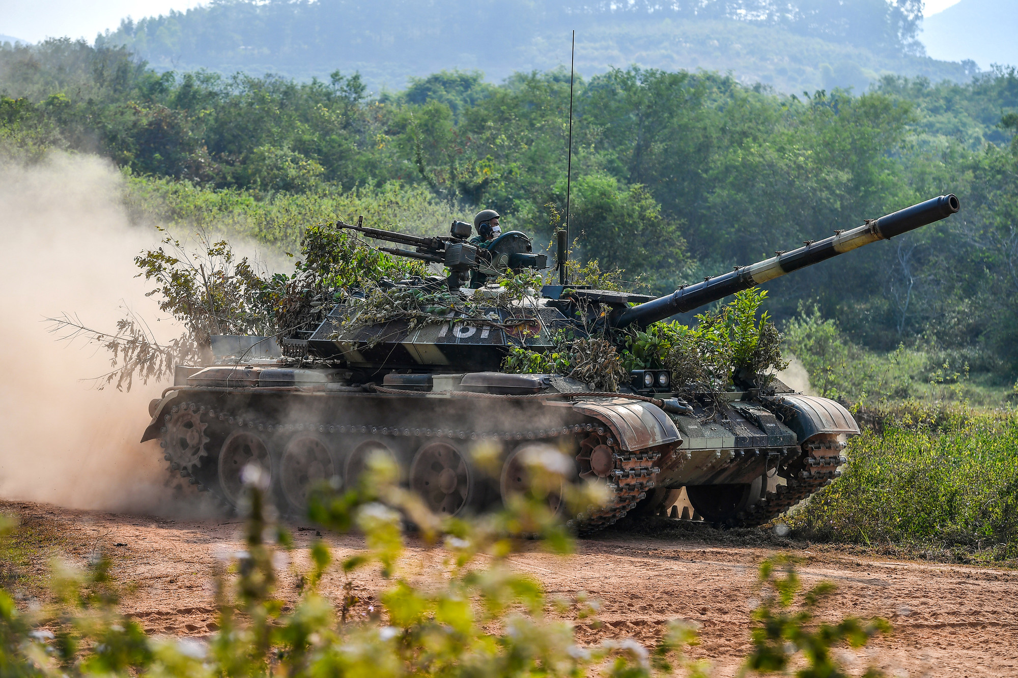 Để bắt kịp với xu thế phát triển của công nghệ quốc phòng hiện đại, T-54/55 hiện nay cũng được tích hợp lớp giáp phản ứng nổ giúp tăng cường khả năng sống sót trước sự tấn công từ vũ khí chống tăng và xe tăng địch. Hình dáng bo tròn đặc trưng của tháp pháo T-54/55 truyền thống đã biến mất, thay vào đó những chiếc tăng T-54/55 đã mang hình hài mới, hiện đại hơn.