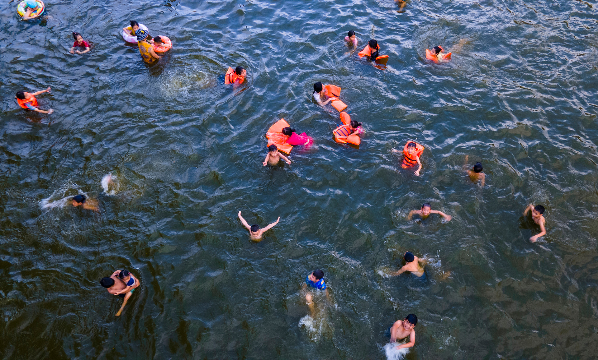 [Ảnh] Biến ao làng thành bể bơi miễn phí cho trẻ ảnh 10