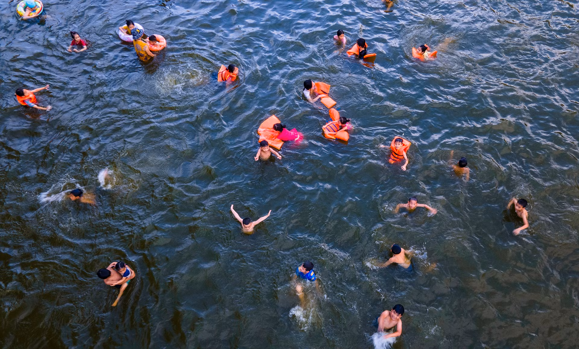 [Ảnh] Biến ao làng thành bể bơi miễn phí cho trẻ ảnh 10